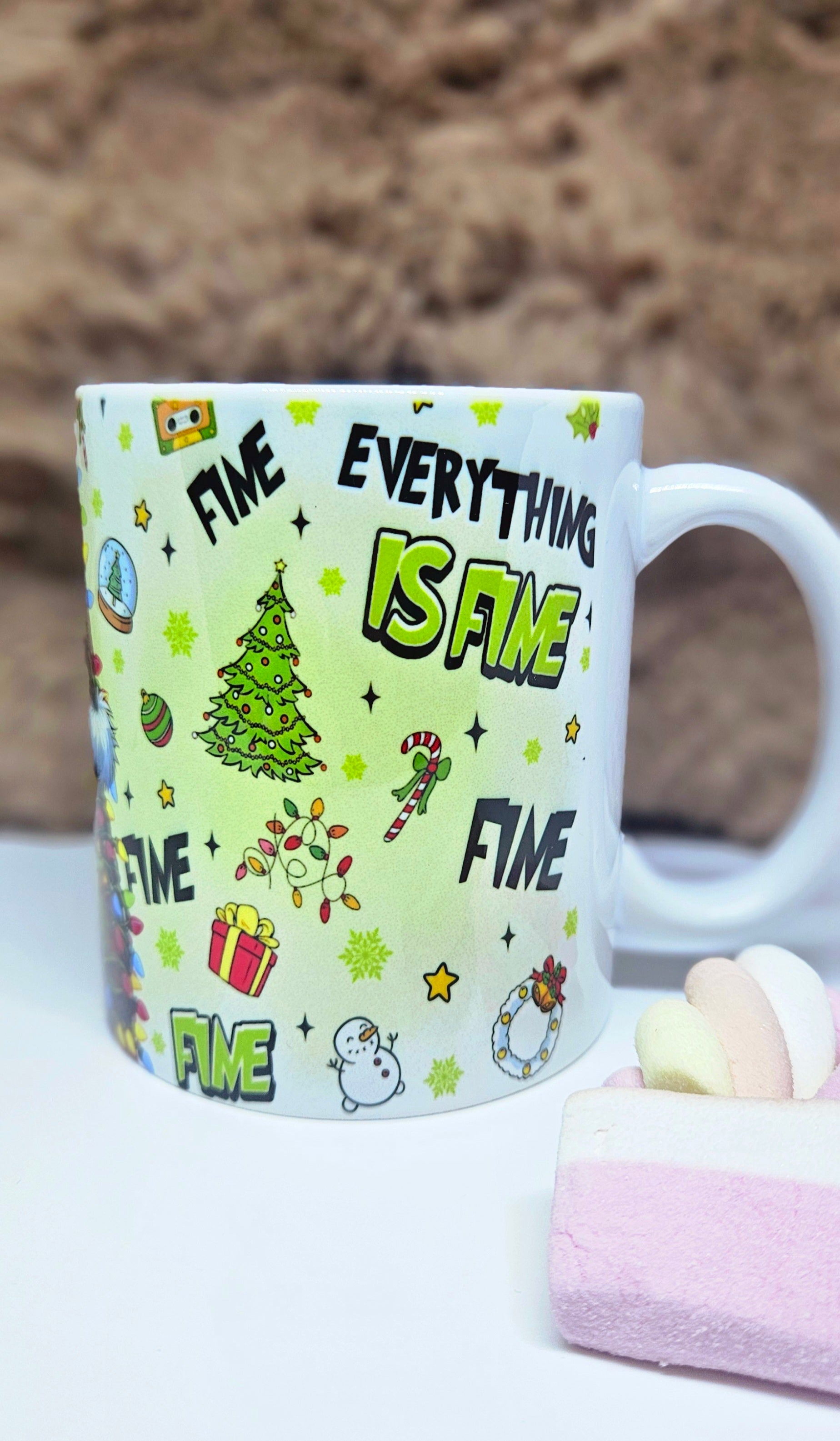 đ Mug âEverything Is Fineâ â Esprit Grinch de NoĂ«l đ
