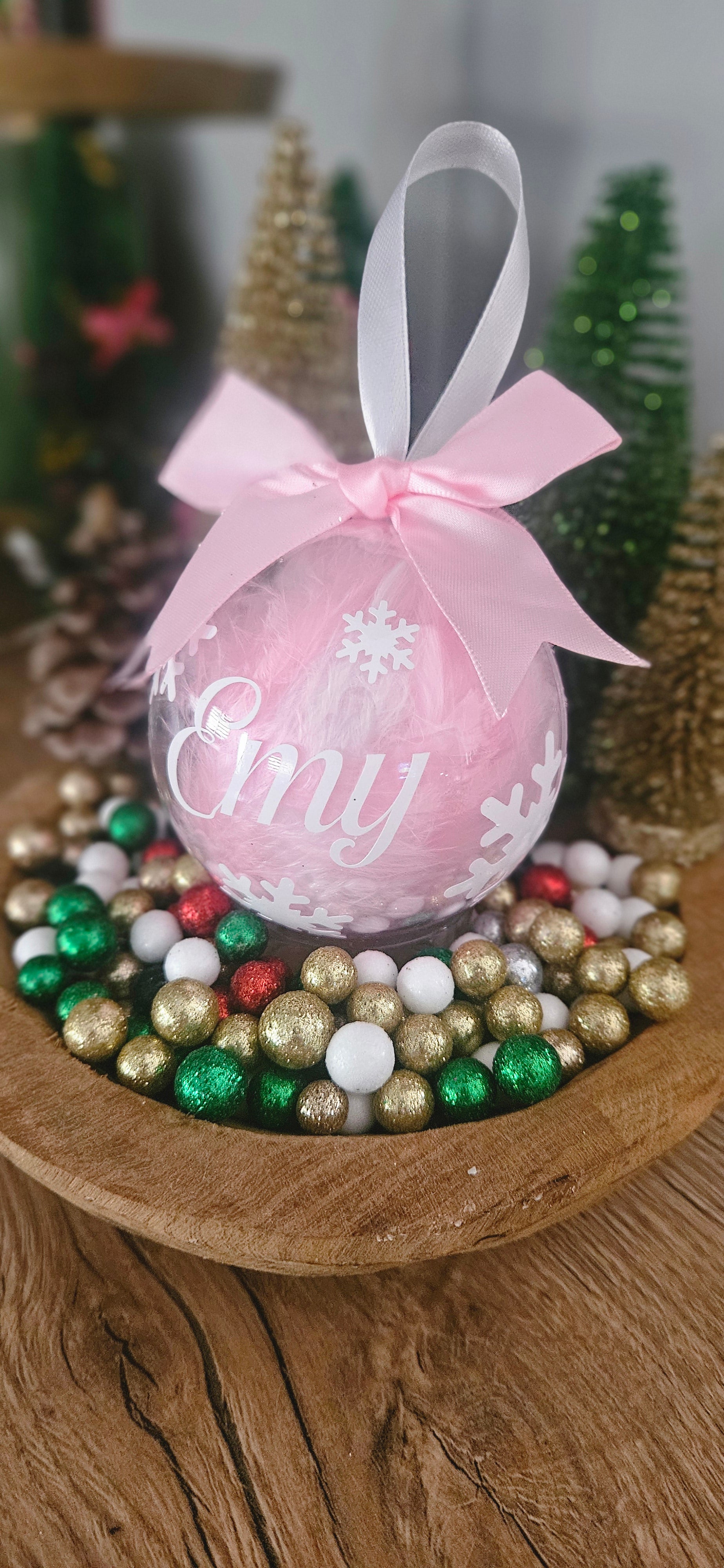 🎀 Boule de Noël Personnalisée – Plumes Roses & Prénom