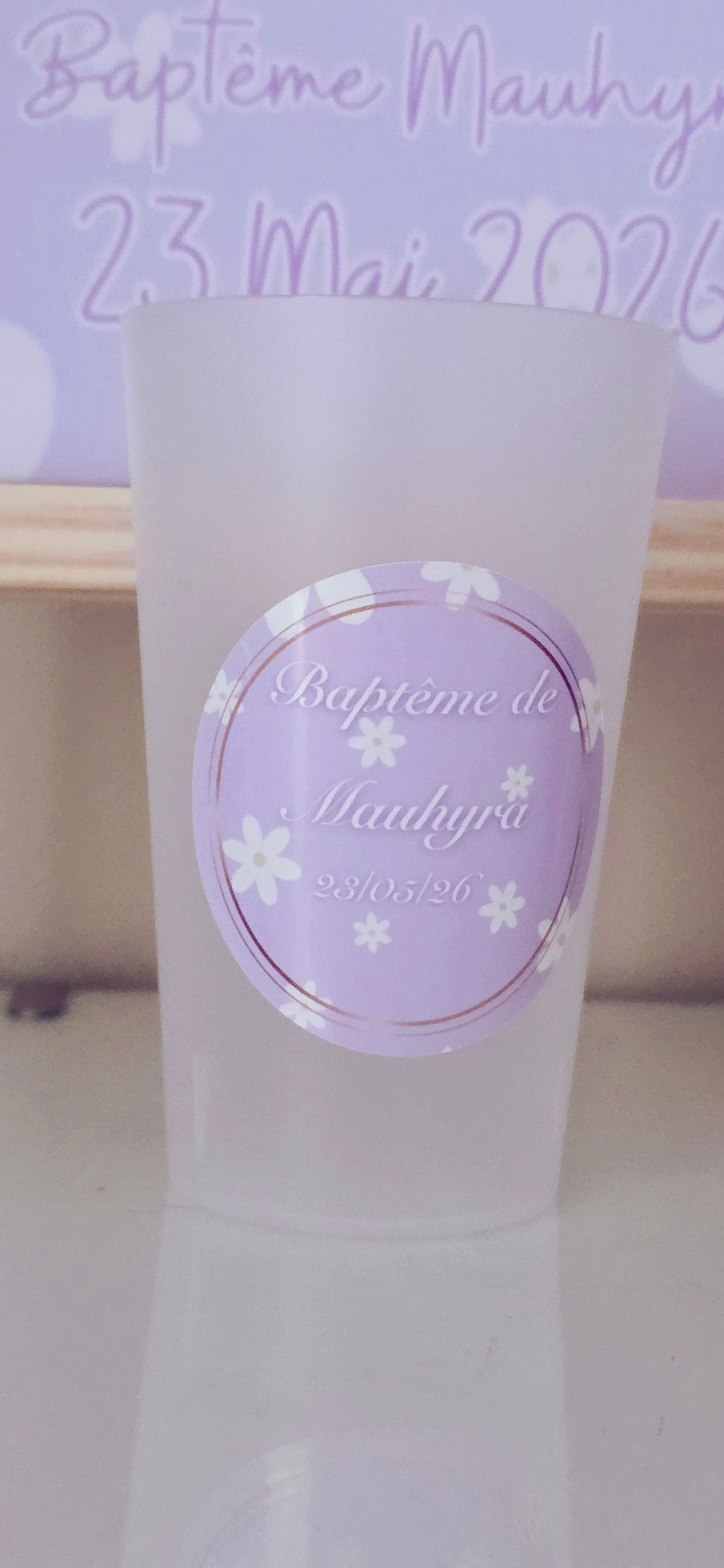 🌼 Gobelet réutilisable personnalisé baptême – Fleurs blanches & fond lilas