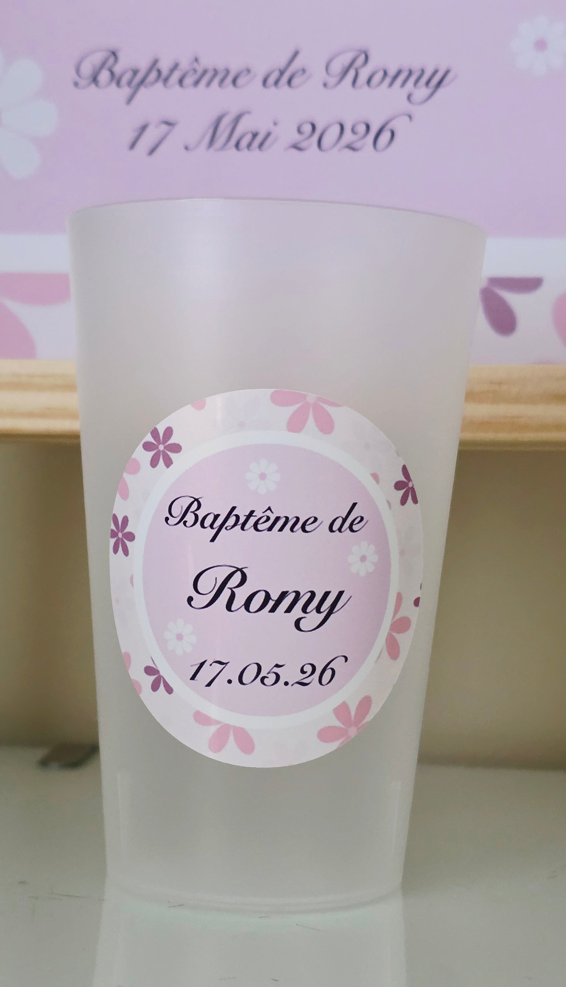 🌼 Gobelet réutilisable personnalisé baptême – Fleurs blanches & fond lilas