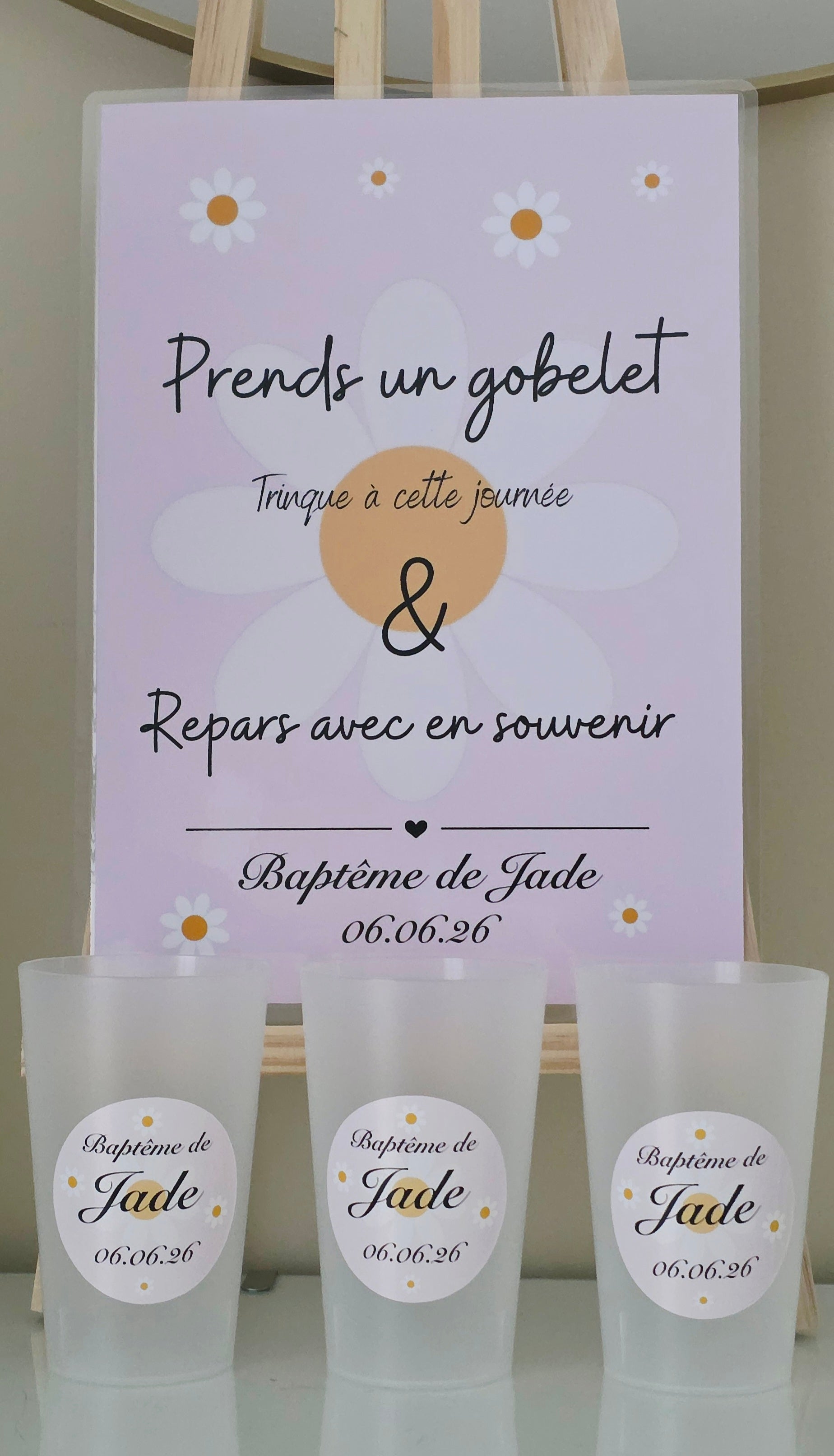 🌼 Gobelet réutilisable personnalisé baptême – Marguerites & fond rose tendre