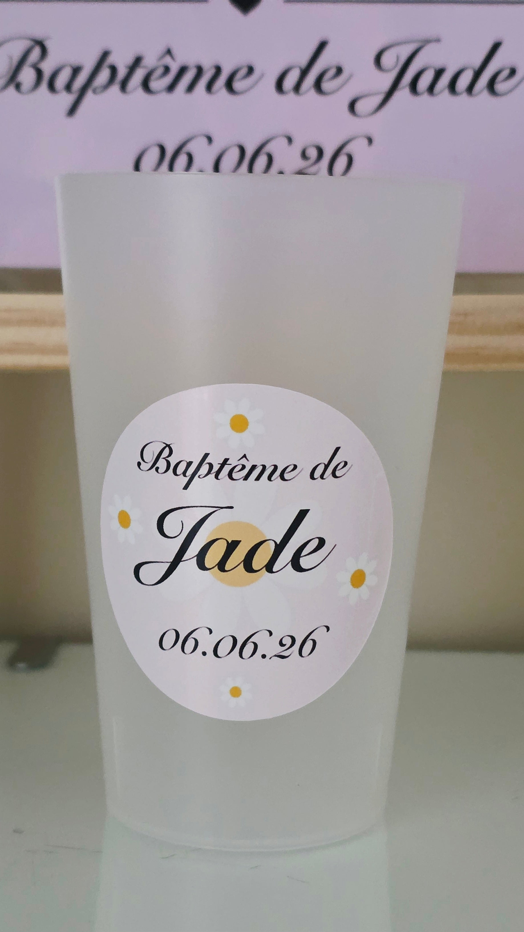 🌼 Gobelet réutilisable personnalisé baptême – Marguerites & fond rose tendre