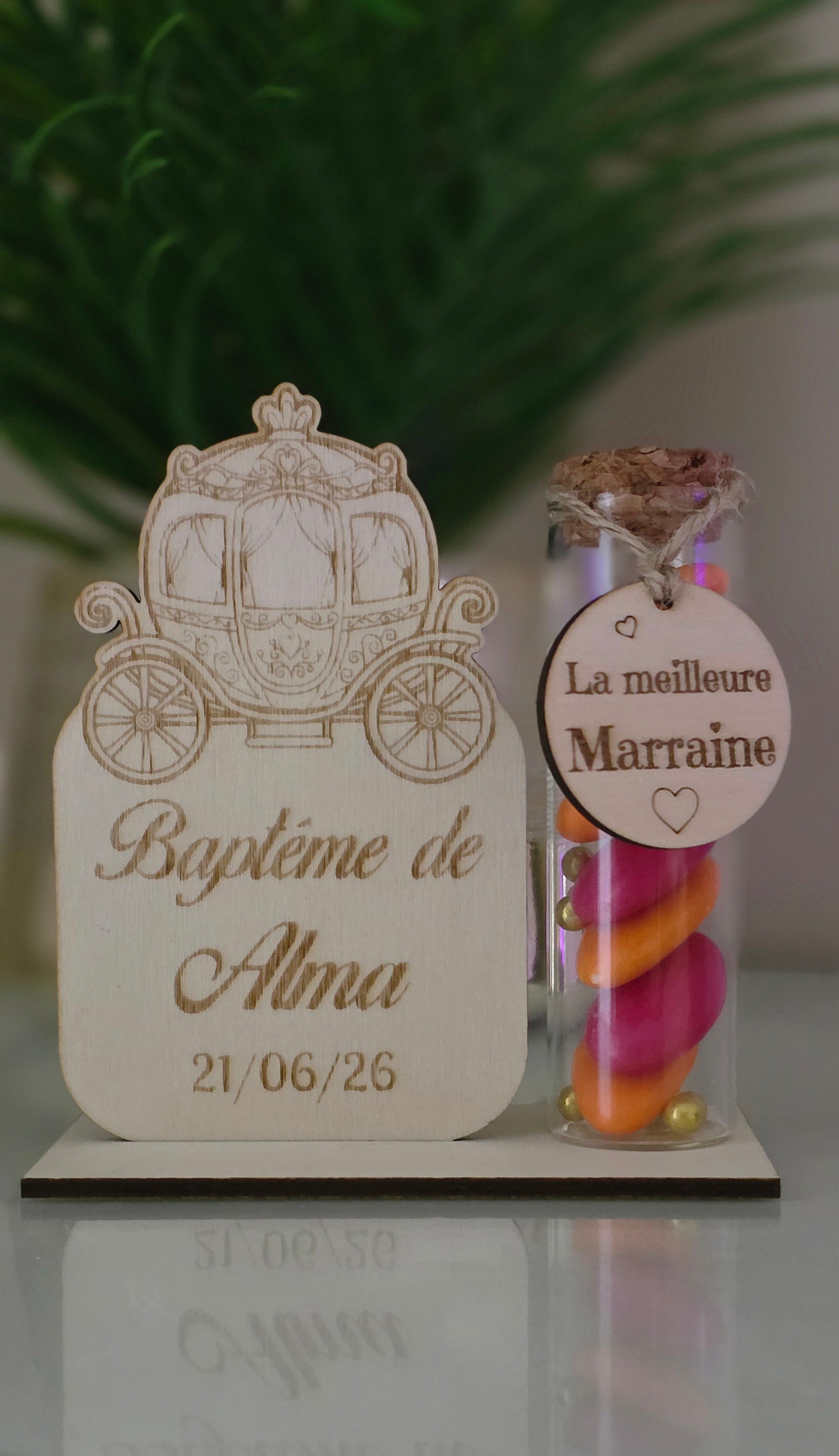 👑 Carrosse en bois gravé – Contenant à dragées baptême