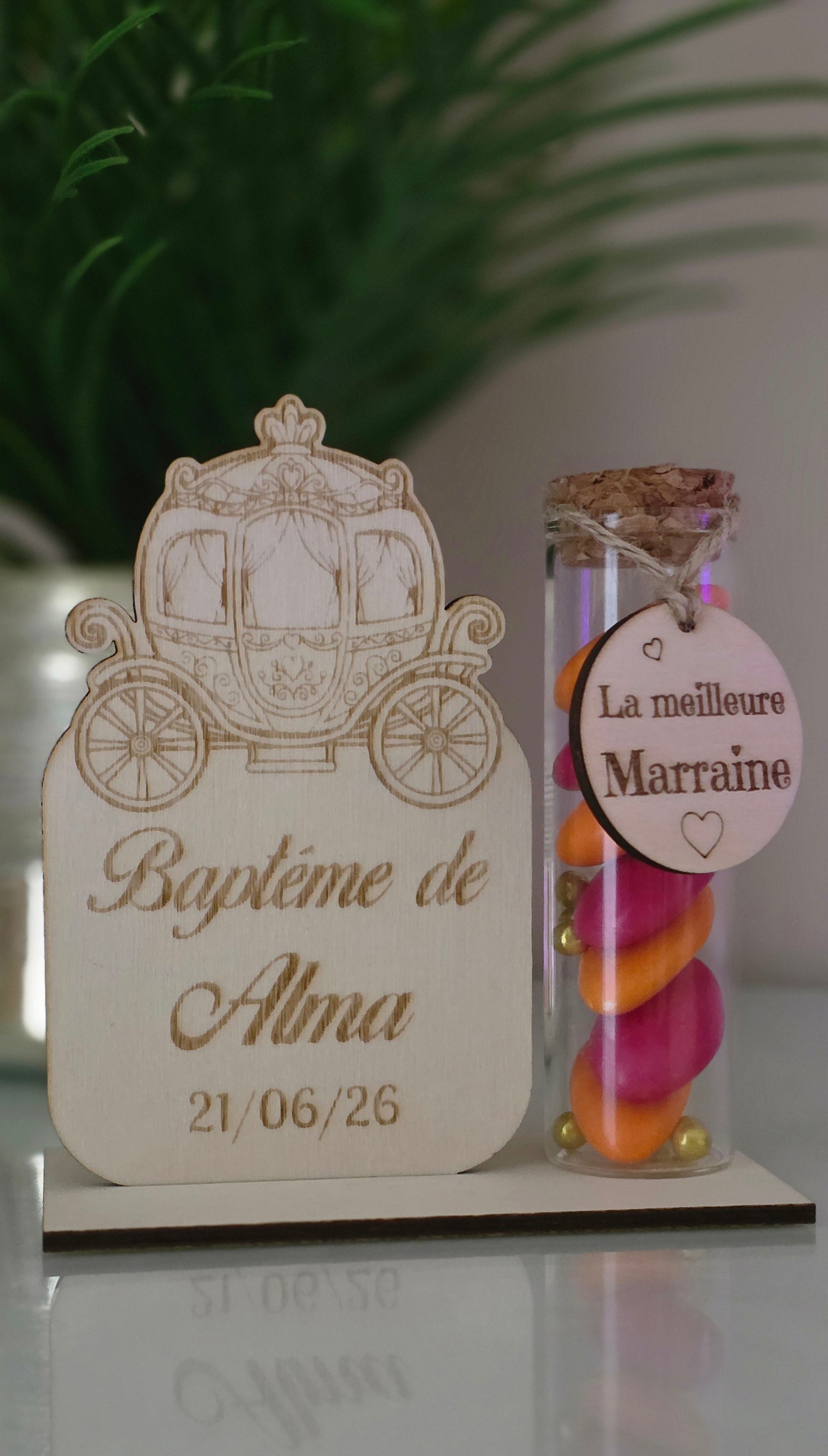 👑 Carrosse en bois gravé – Contenant à dragées baptême