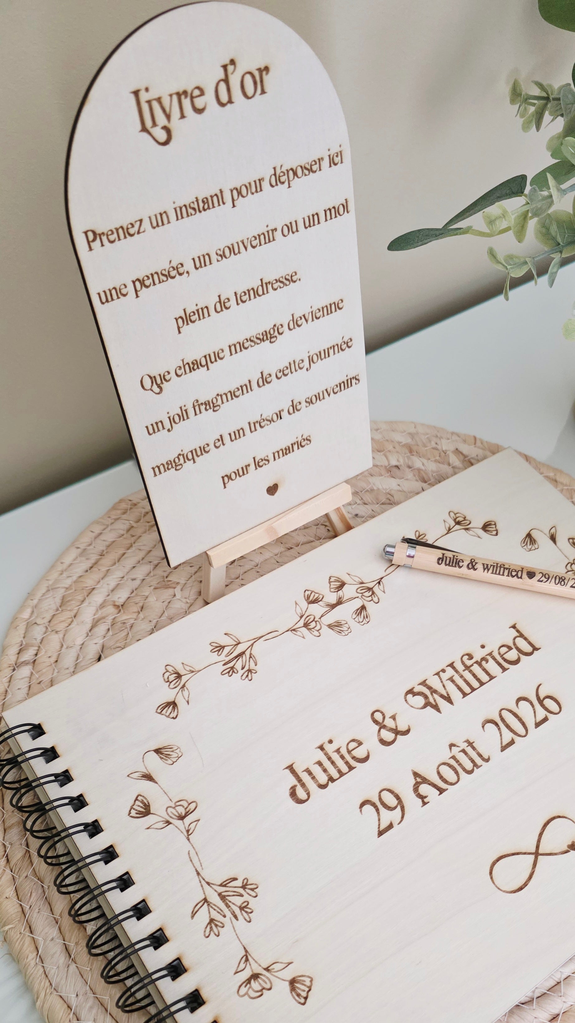 Livre d’or mariage en bois personnalisé A4 – Prénoms et date gravés