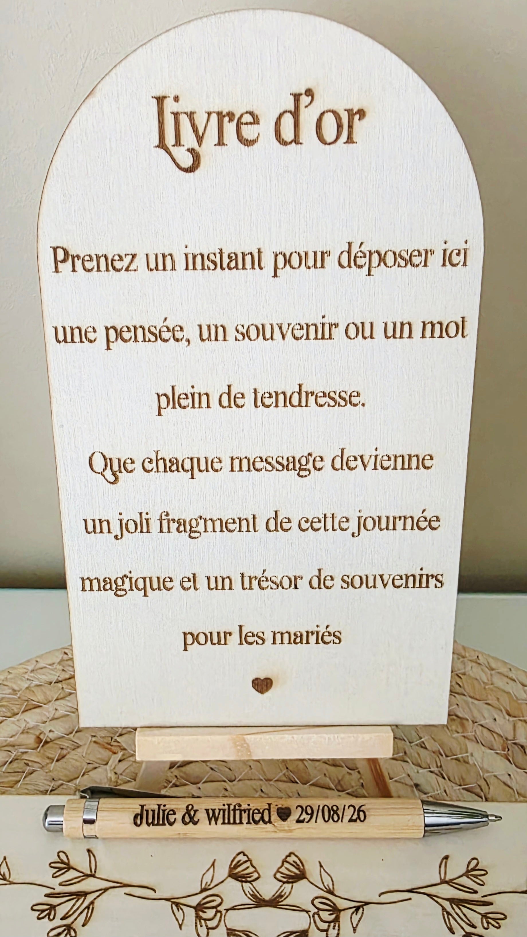 Livre d’or mariage en bois personnalisé A4 – Prénoms et date gravés