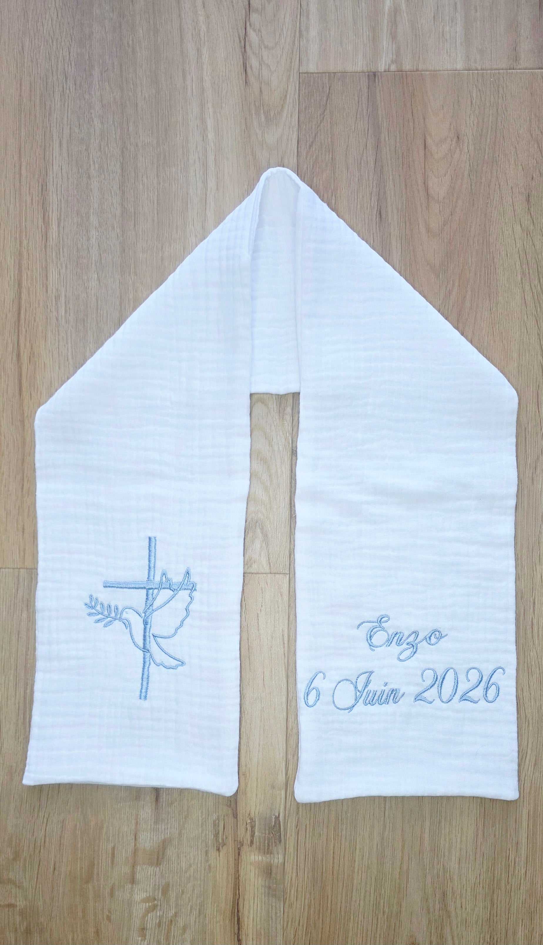 Étole de baptême personnalisée colombe et croix – broderie bleue