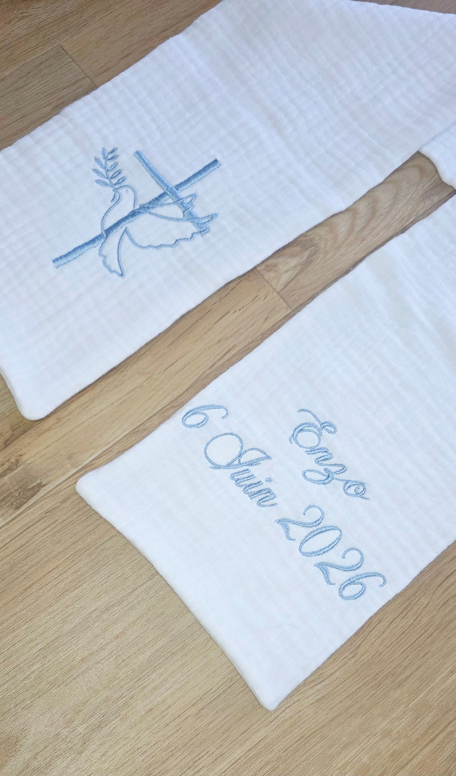 Étole de baptême personnalisée colombe et croix – broderie bleue