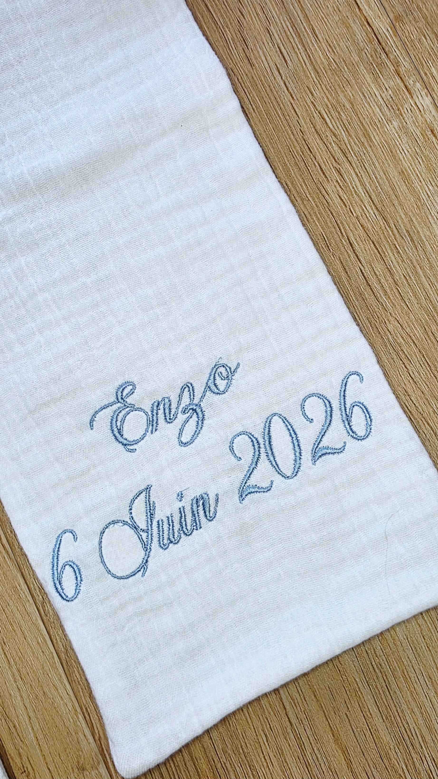 Étole de baptême personnalisée colombe et croix – broderie bleue