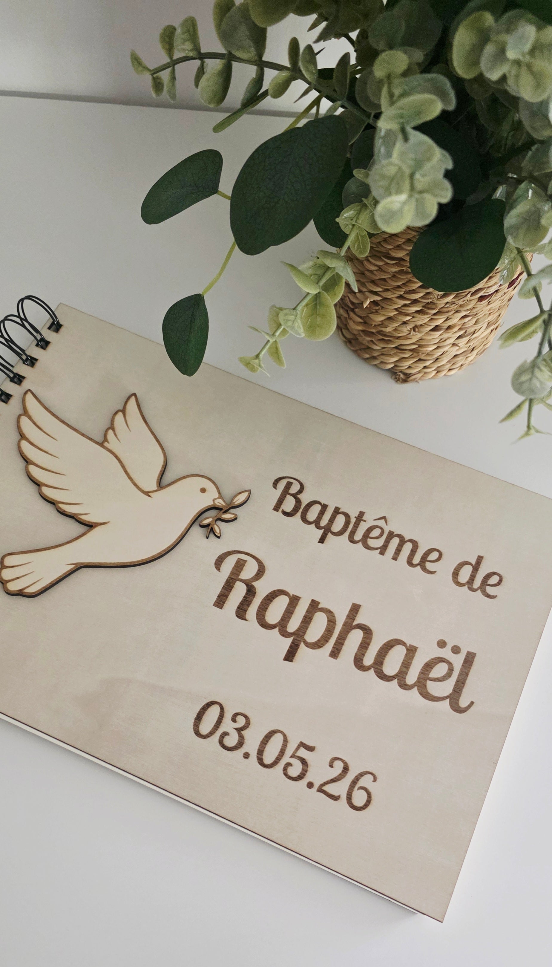 ✨ Livre d’or de baptême personnalisé – Colombe en bois