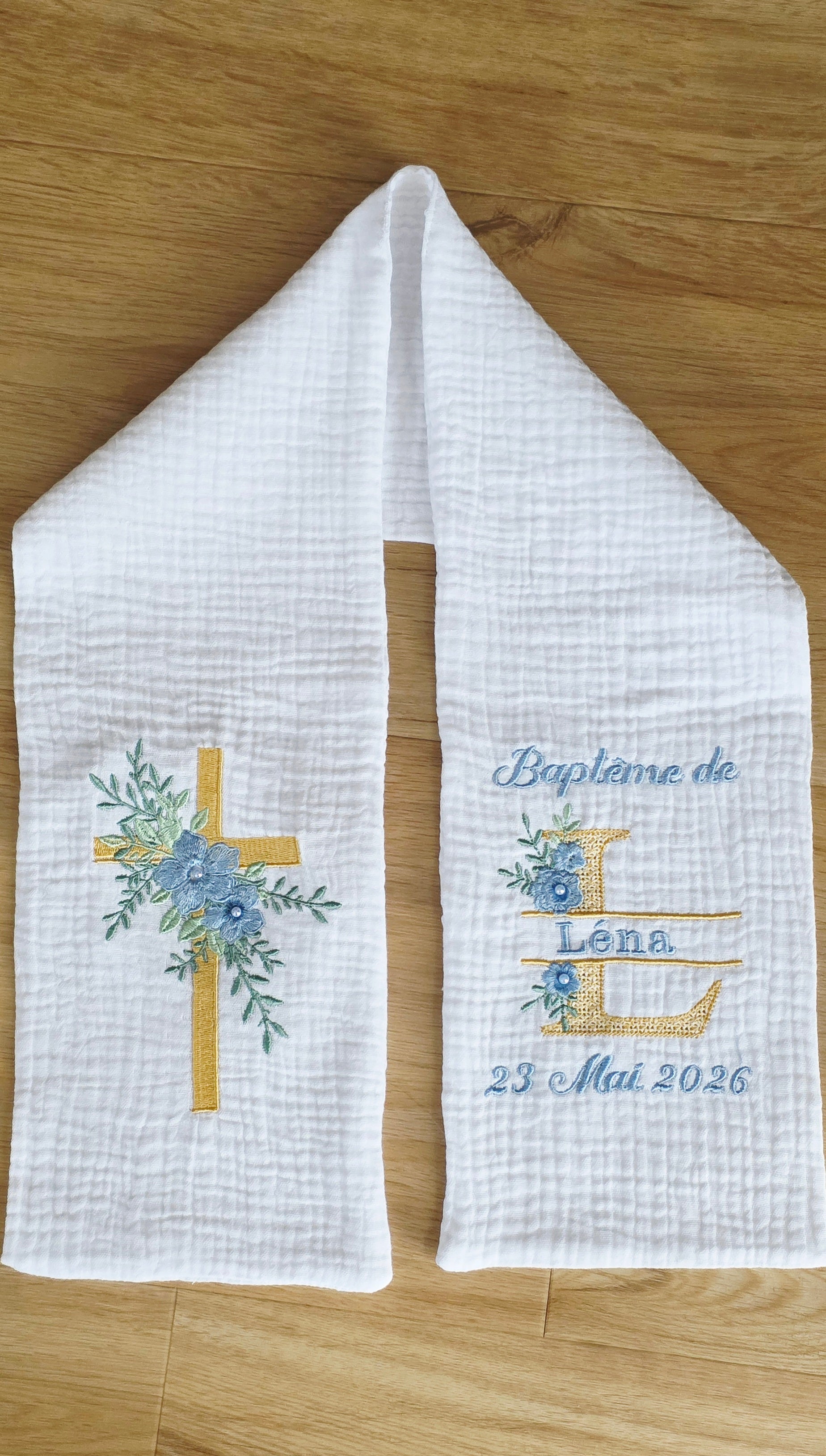 Étole de baptême personnalisée fleurie – Croix dorée & bleu tendre 💙✨
