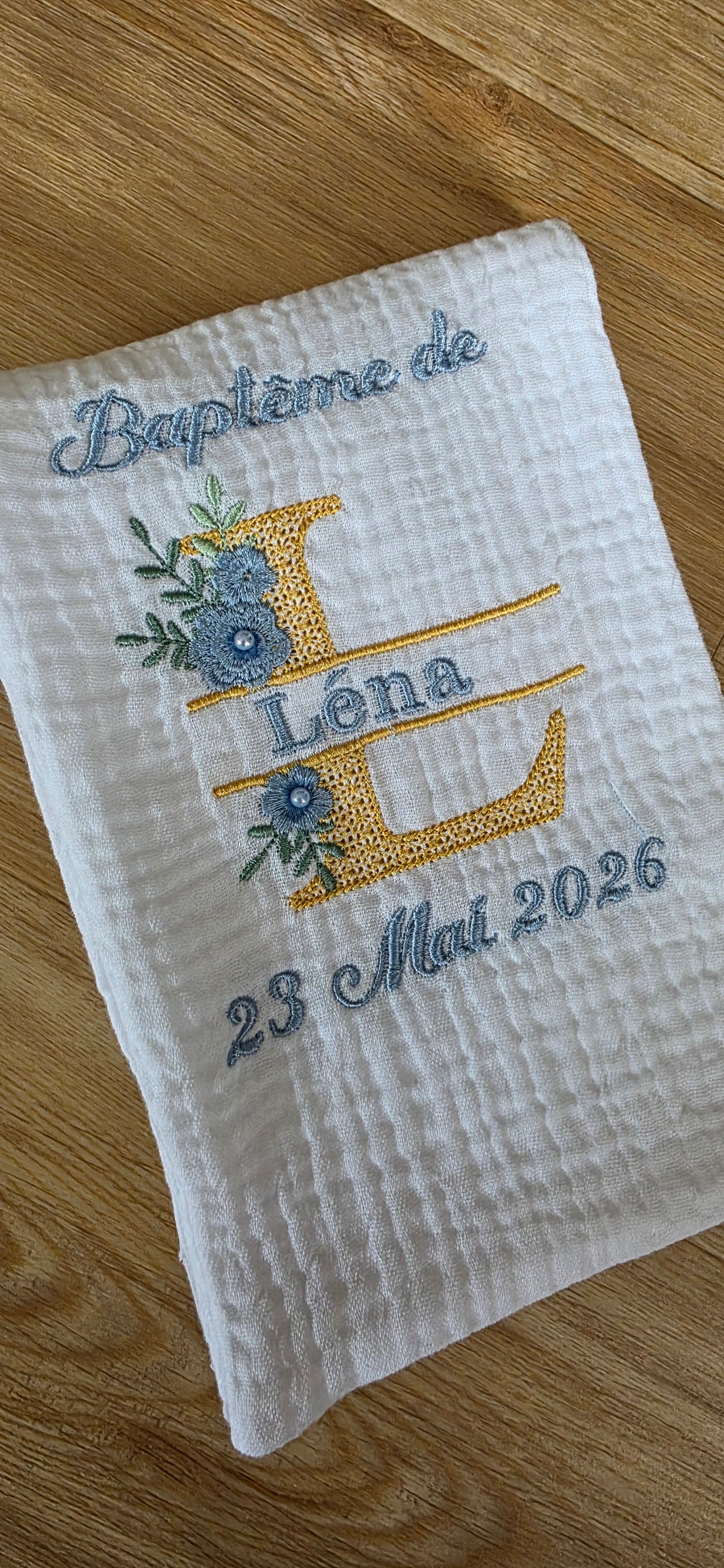Étole de baptême personnalisée fleurie – Croix dorée & bleu tendre 💙✨