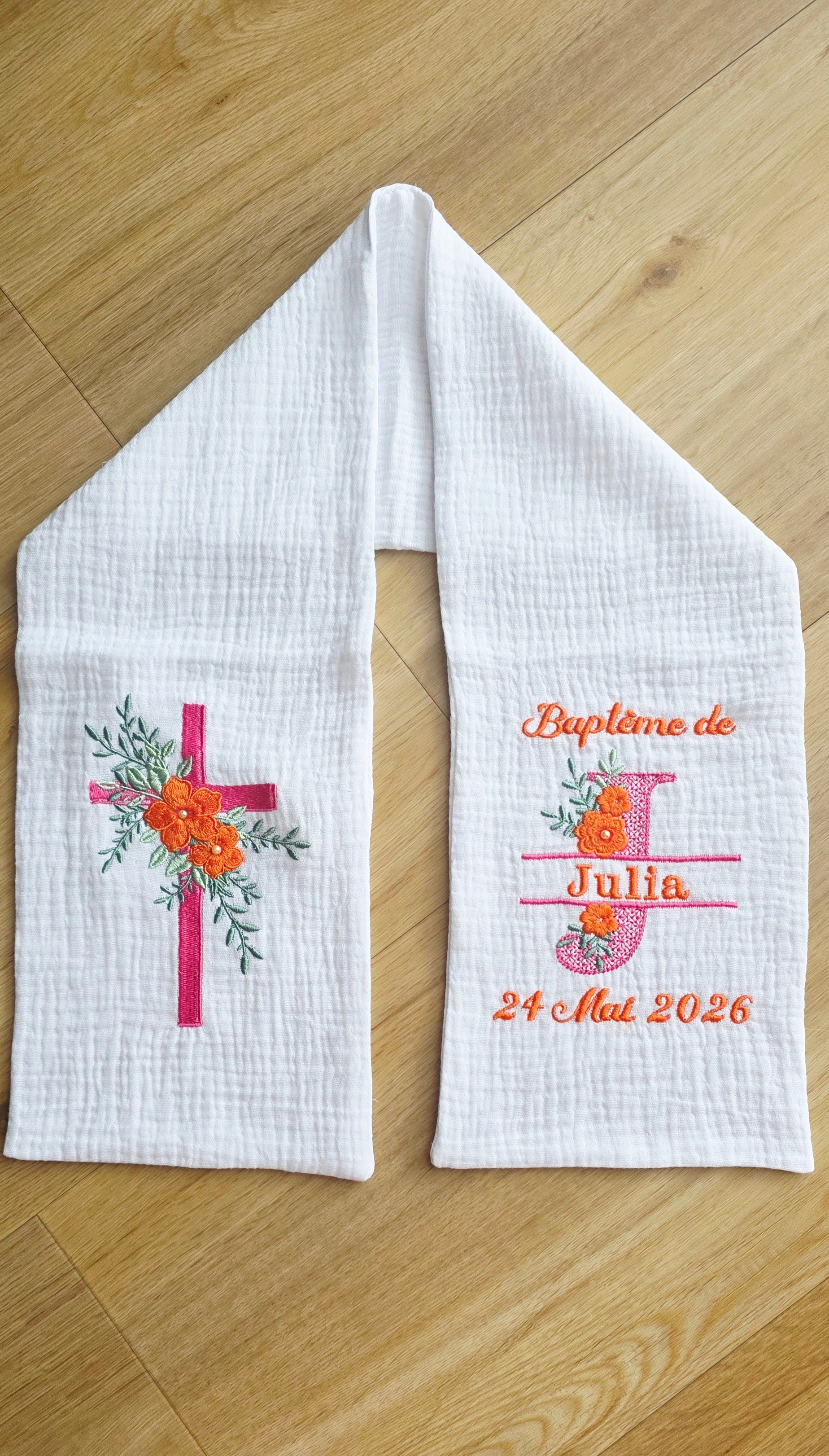 Étole de baptême personnalisée – Croix fleurie orange & fuchsia 🌸✨