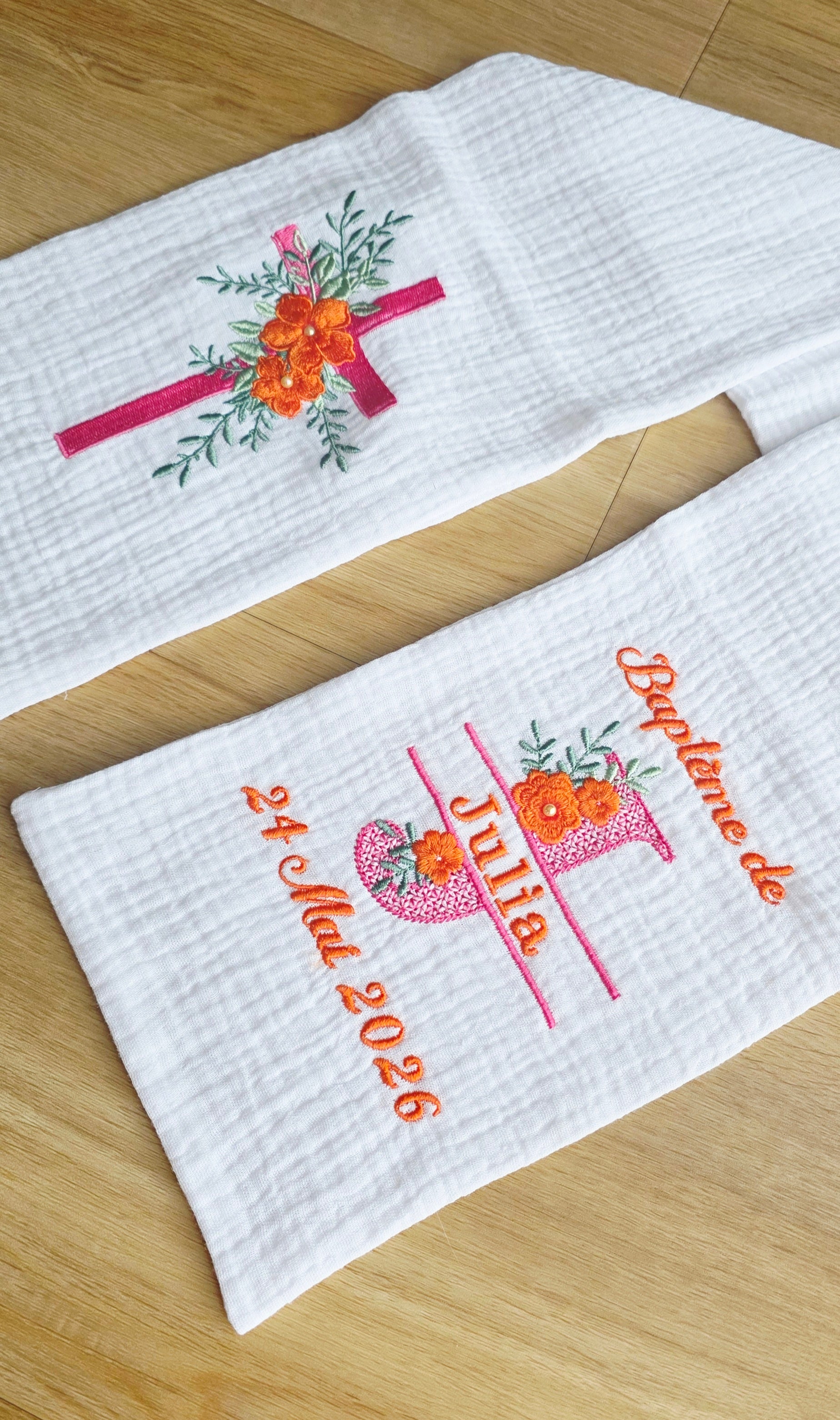 Étole de baptême personnalisée – Croix fleurie orange & fuchsia 🌸✨