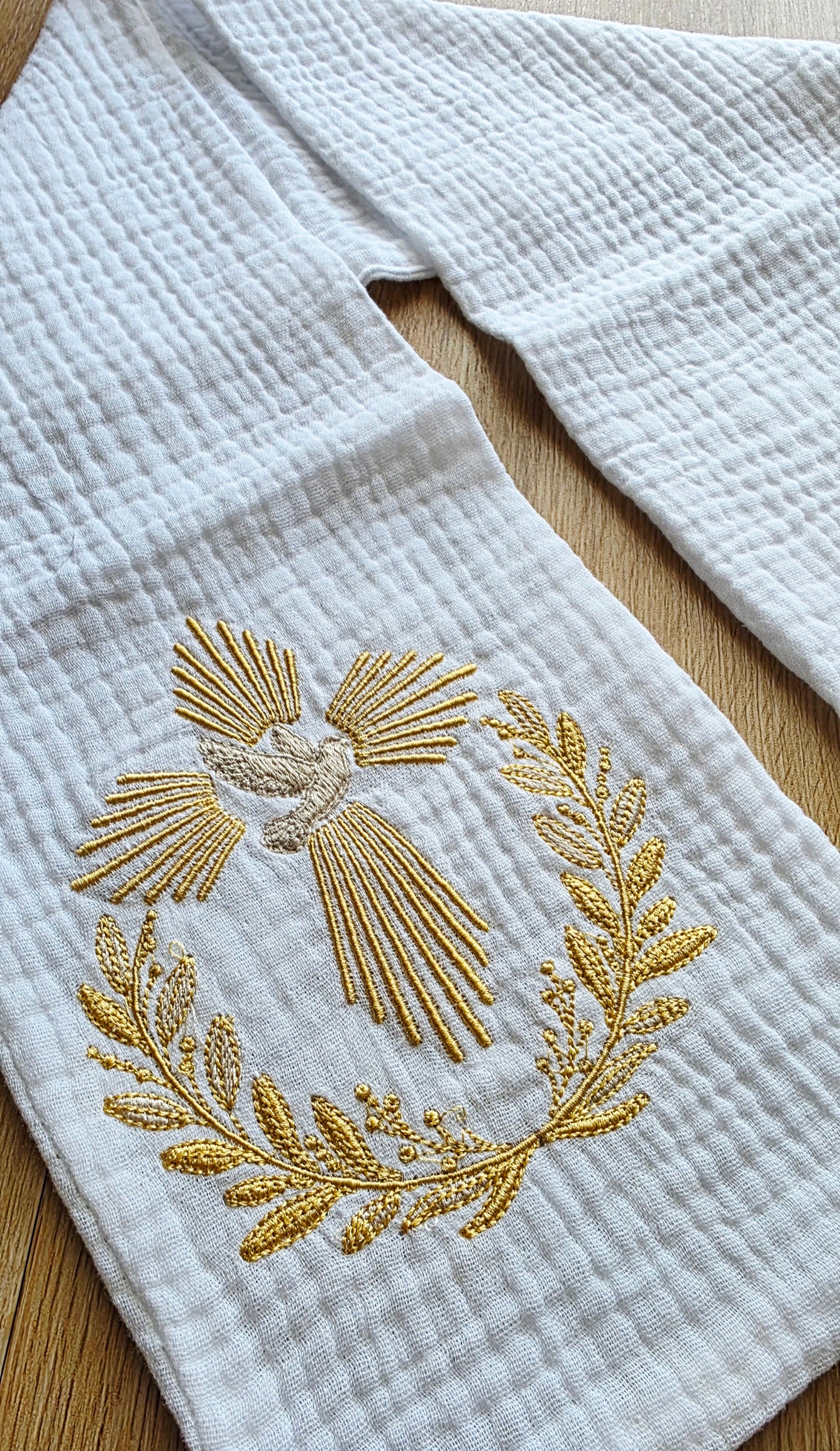Étole de baptême personnalisée – Colombe dorée & couronne végétale ✨🕊️
