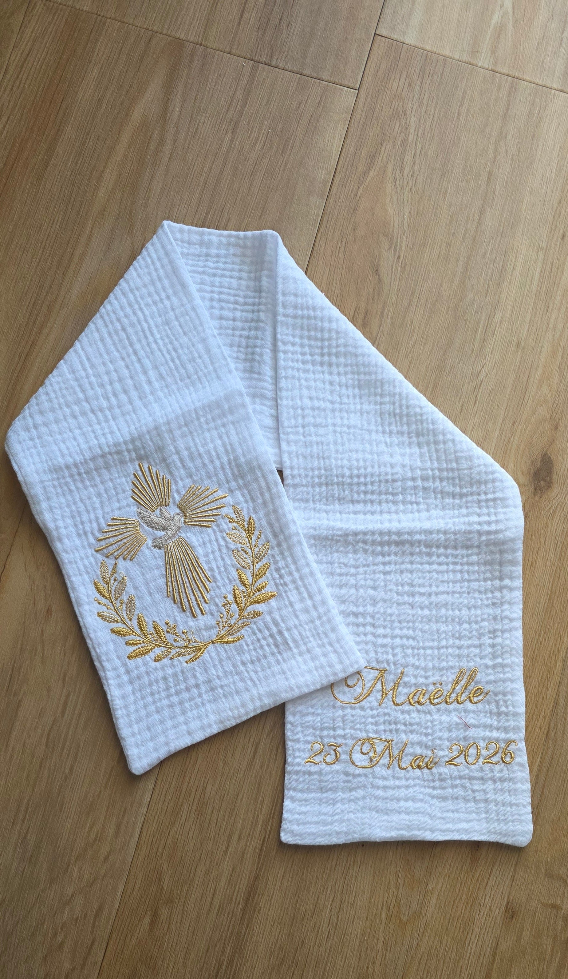 Étole de baptême personnalisée – Colombe dorée & couronne végétale ✨🕊️