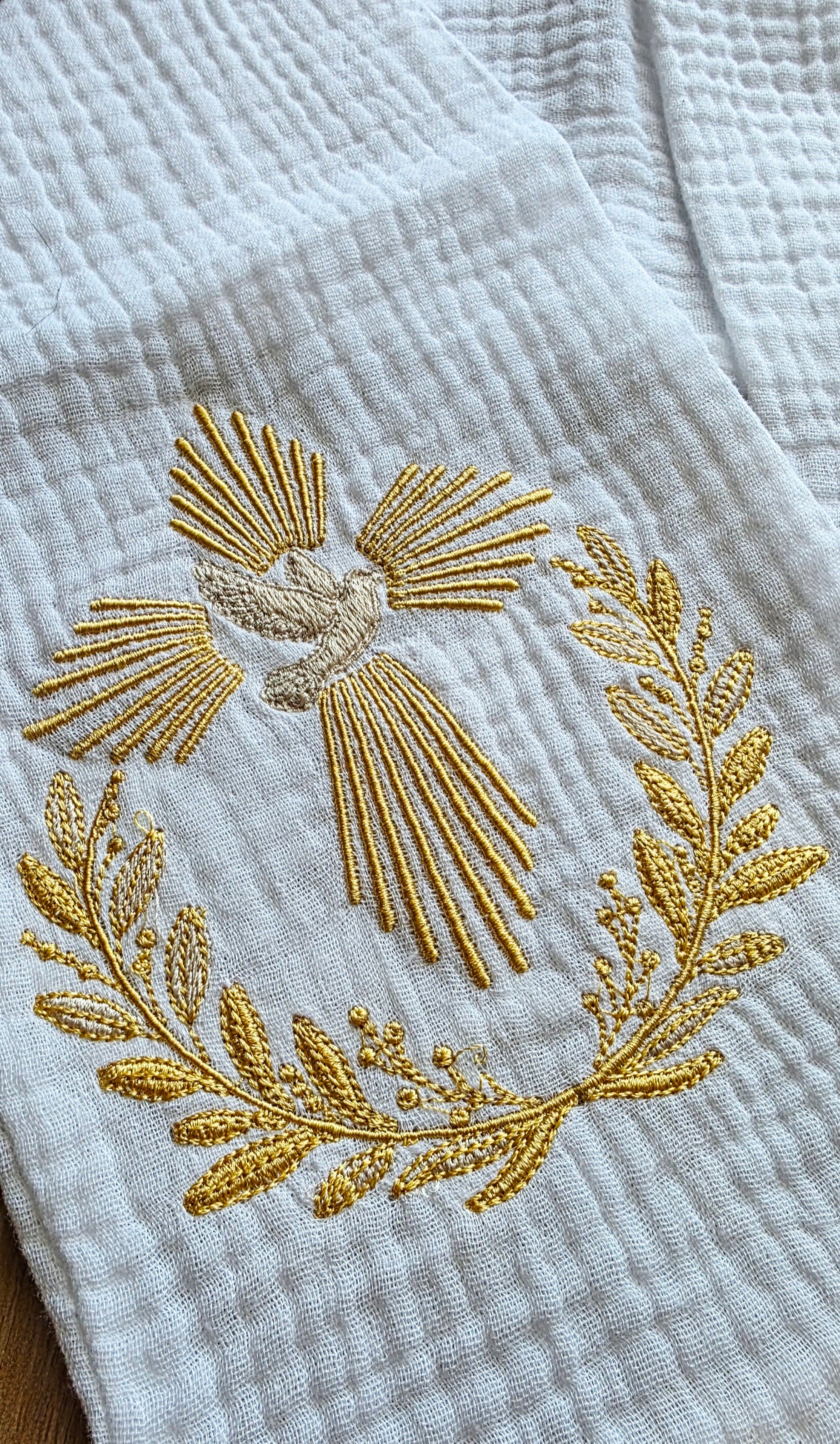 Étole de baptême personnalisée – Colombe dorée & couronne végétale ✨🕊️
