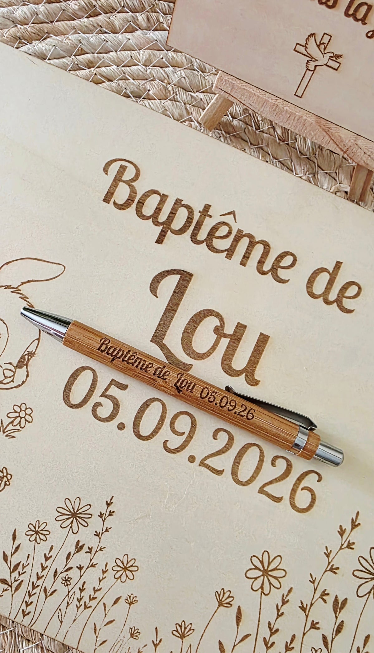 Livre d’or baptême personnalisé lapin fleurs – Livre d’or baptême bois A4