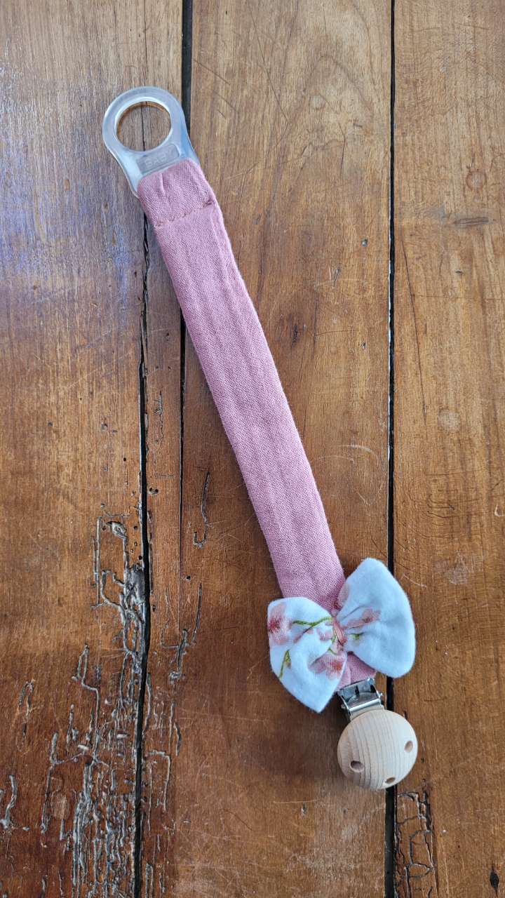 đž Attache tĂ©tine vieux rose & nĆud fleuri â Clip bois naturel