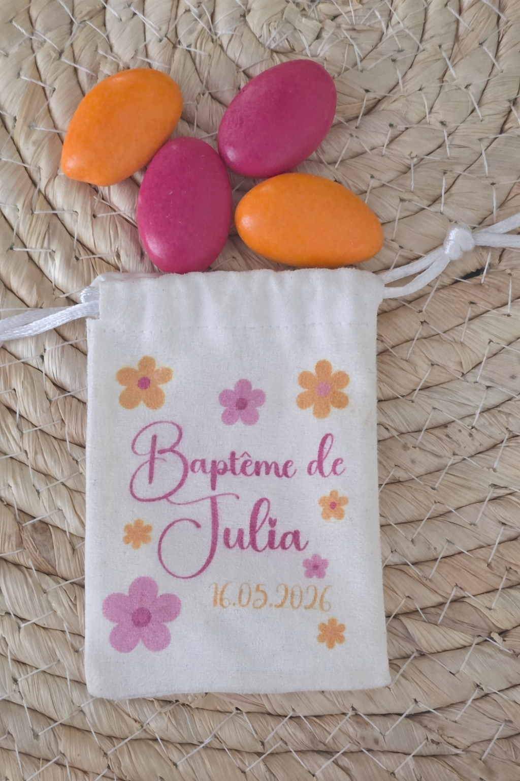 Sachet dragées baptême personnalisé effet daim fleuri – 5 dragées