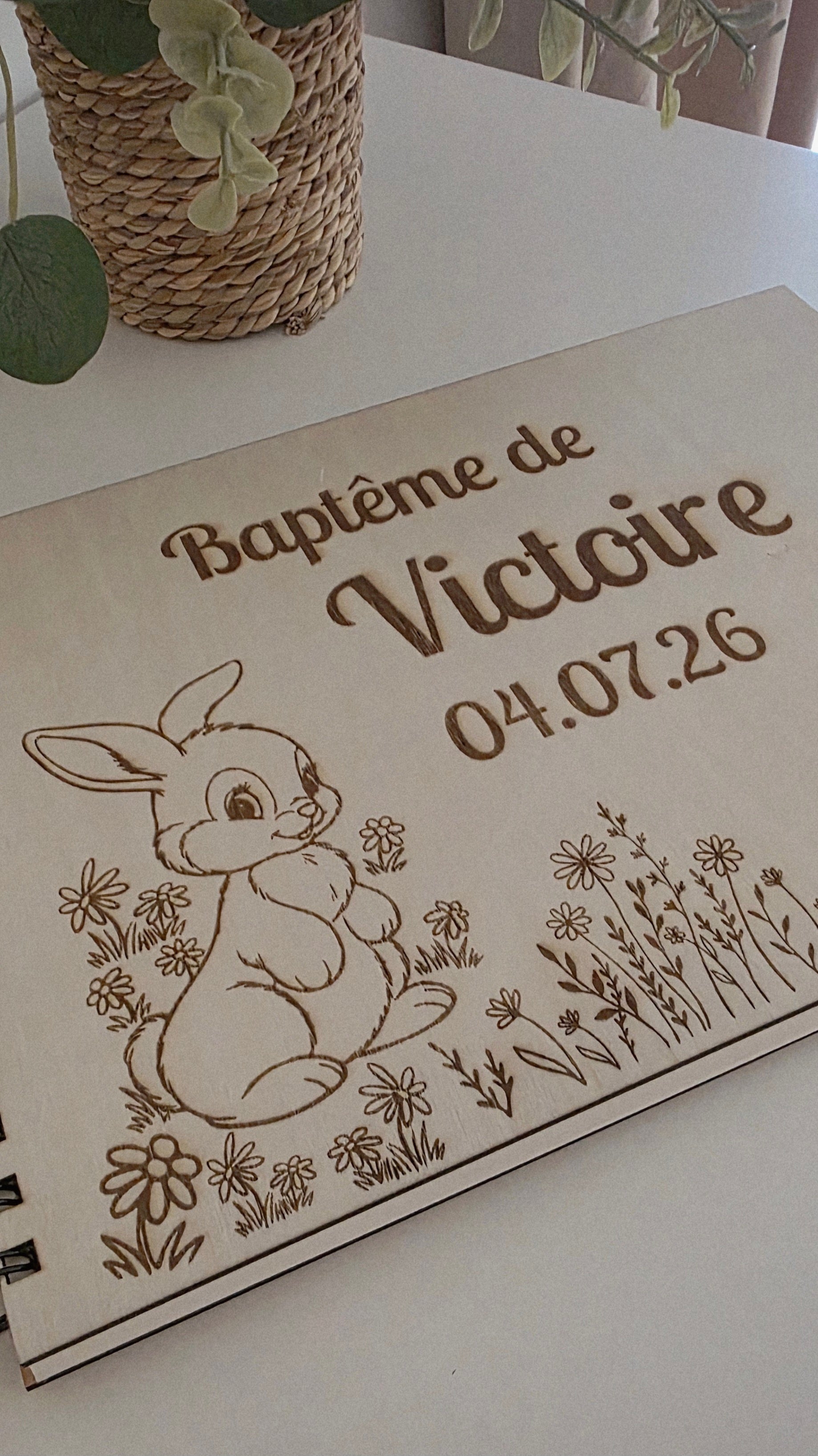 Livre d’or baptême personnalisé lapin fleurs – Livre d’or baptême bois A4