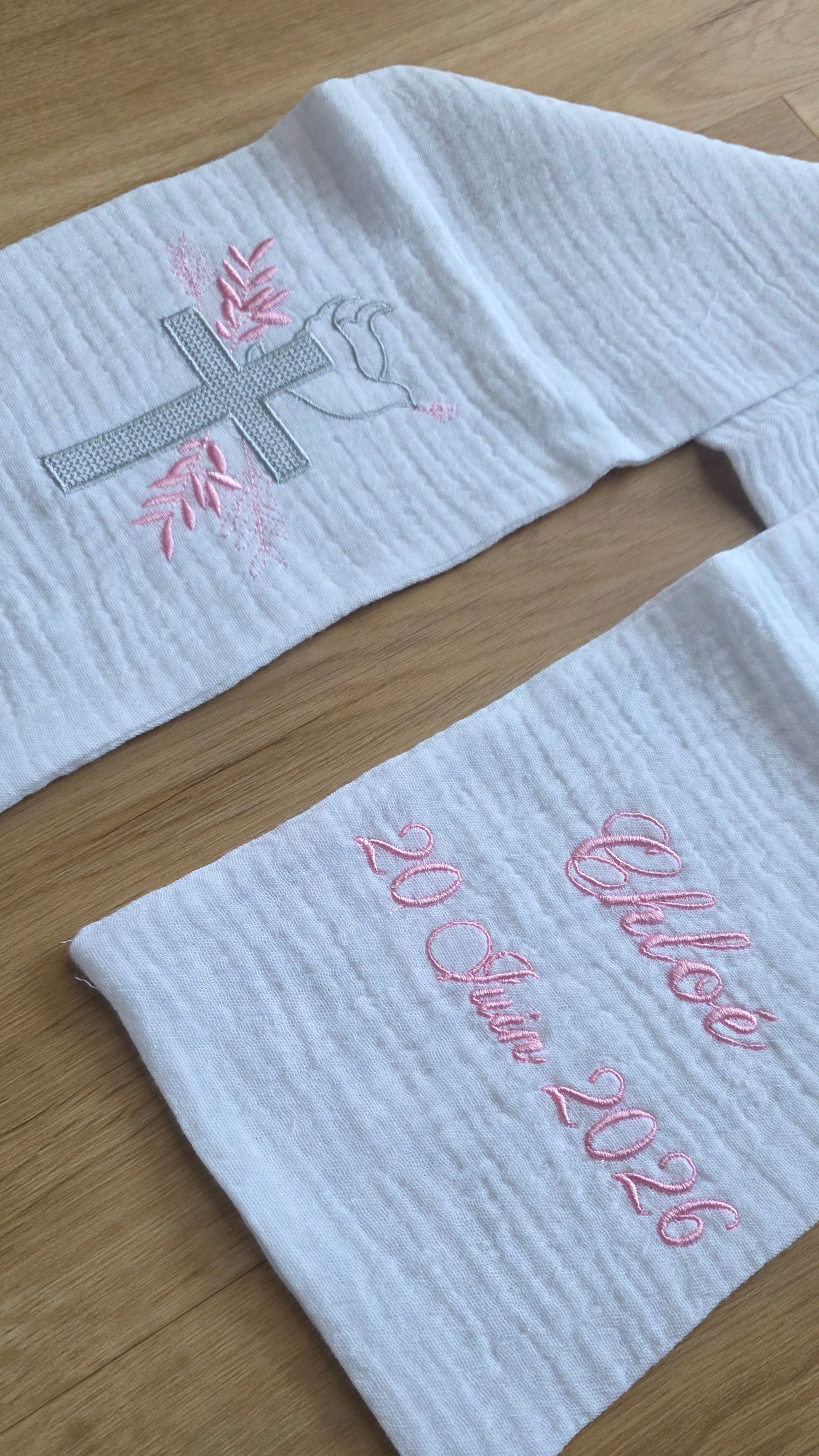 Étole de baptême personnalisée – Rose poudré & colombe 🕊️