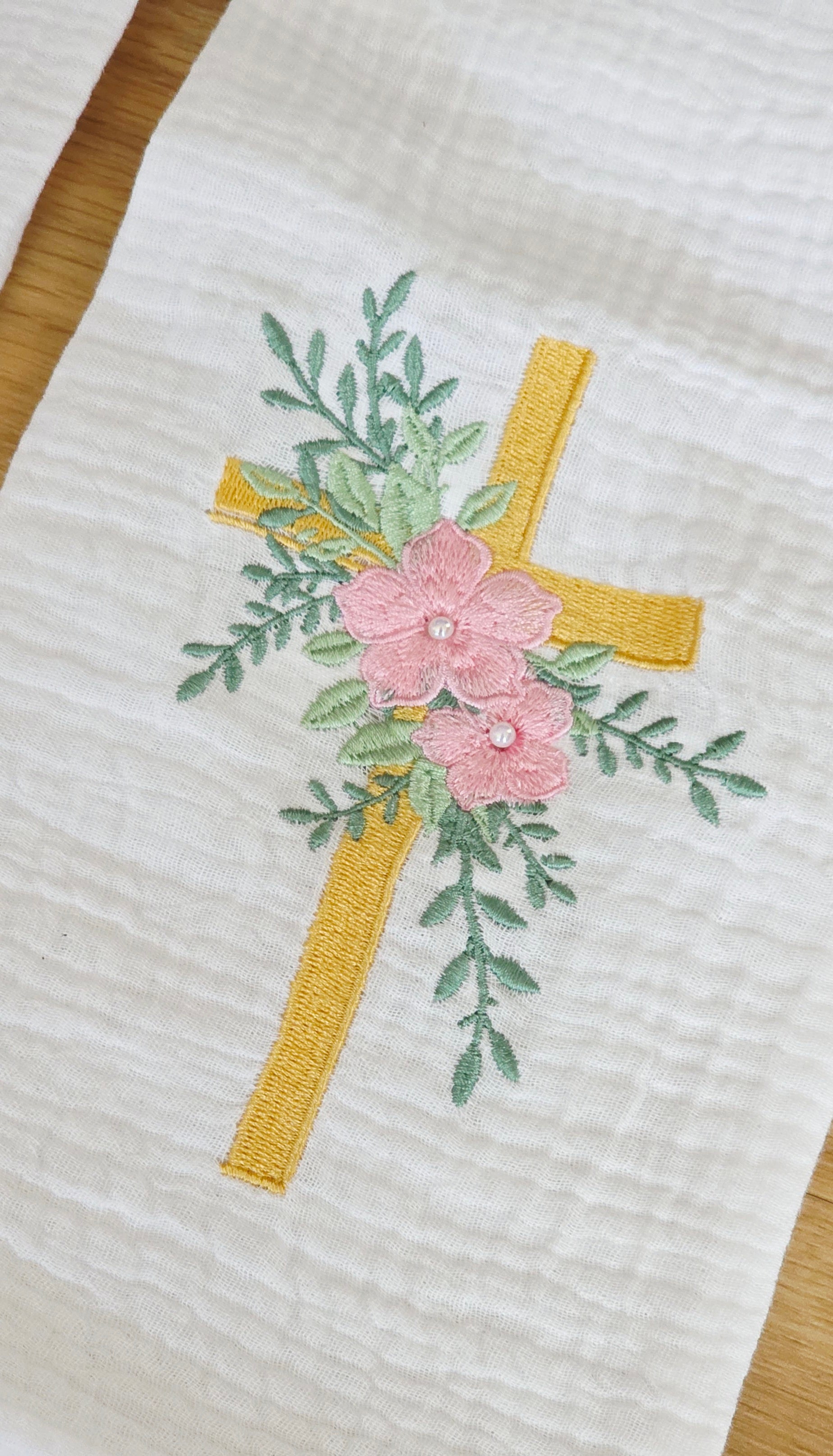 Étole de baptême personnalisée avec broderie florale et perles nacrées