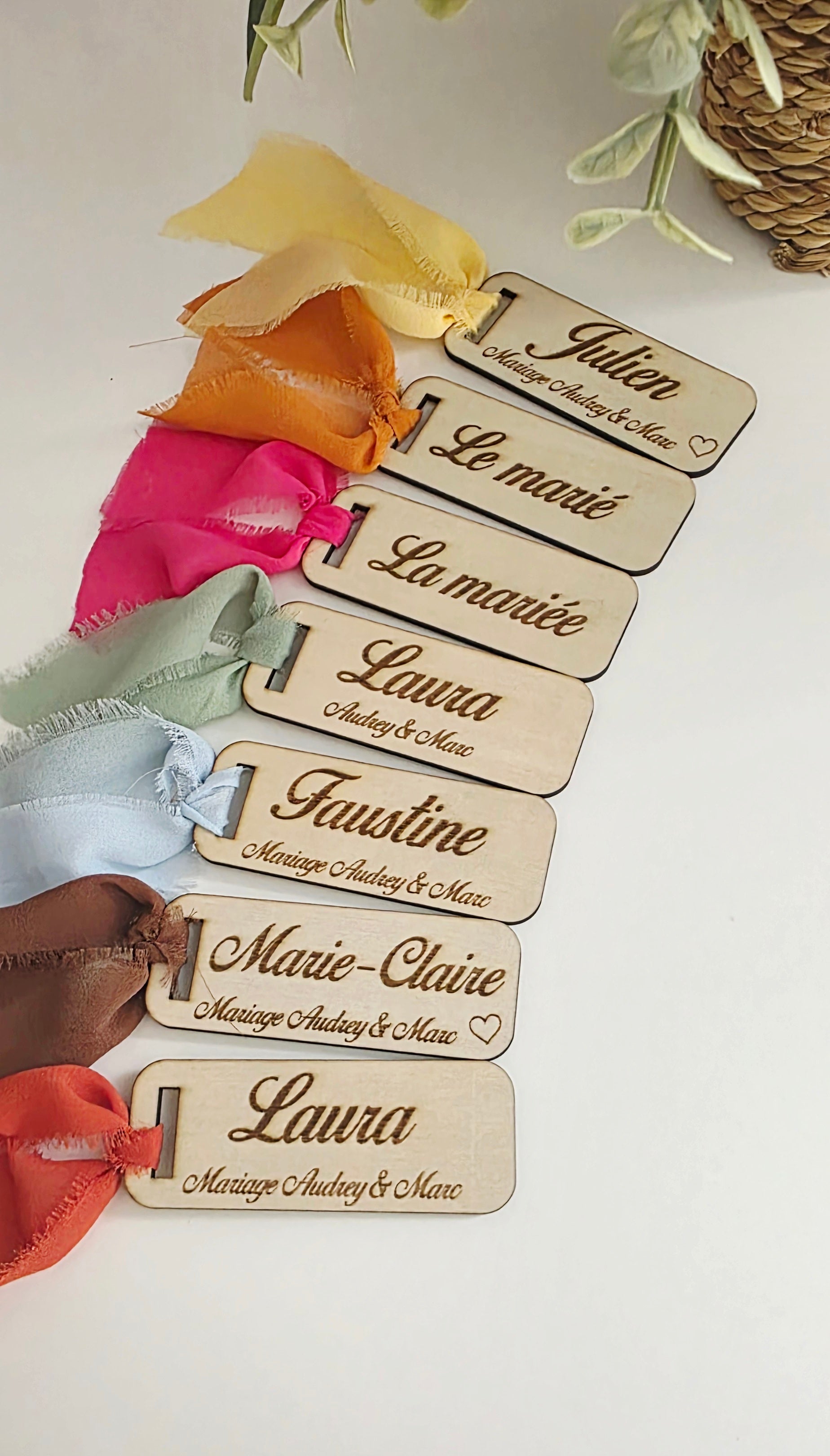Marque-place bois personnalisé avec ruban – mariage, baptême, événement