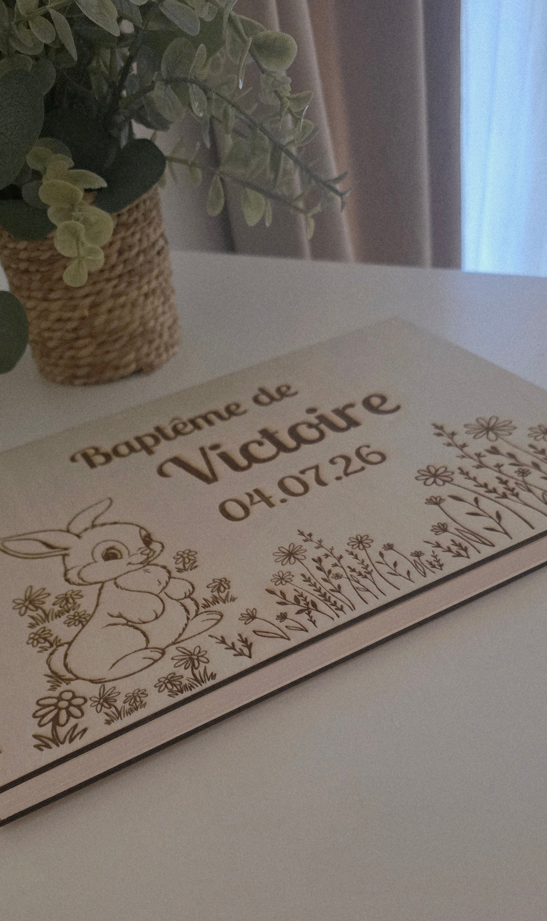 Livre d’or baptême personnalisé lapin fleurs – Livre d’or baptême bois A4