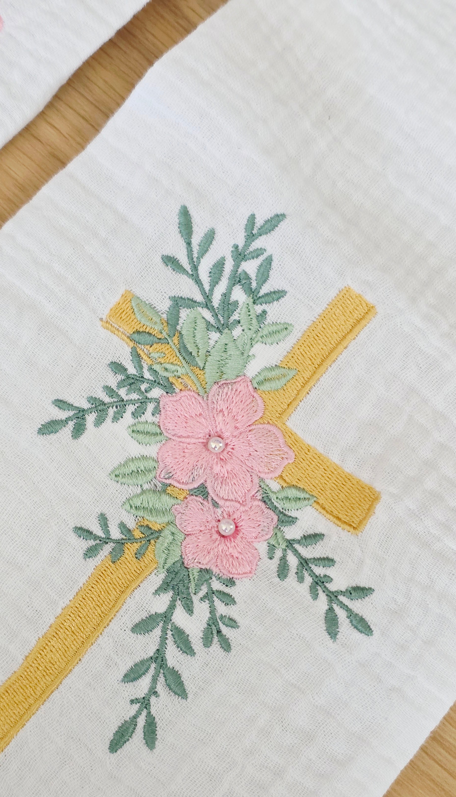 Étole de baptême personnalisée avec broderie florale et perles nacrées