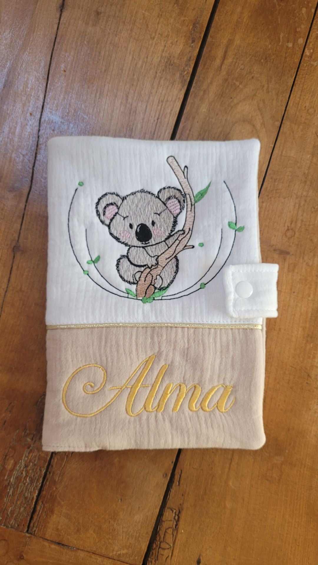 Protège carnet de santé personnalisé brodé en gaze de coton – Koala & prénom – Modèle Alma