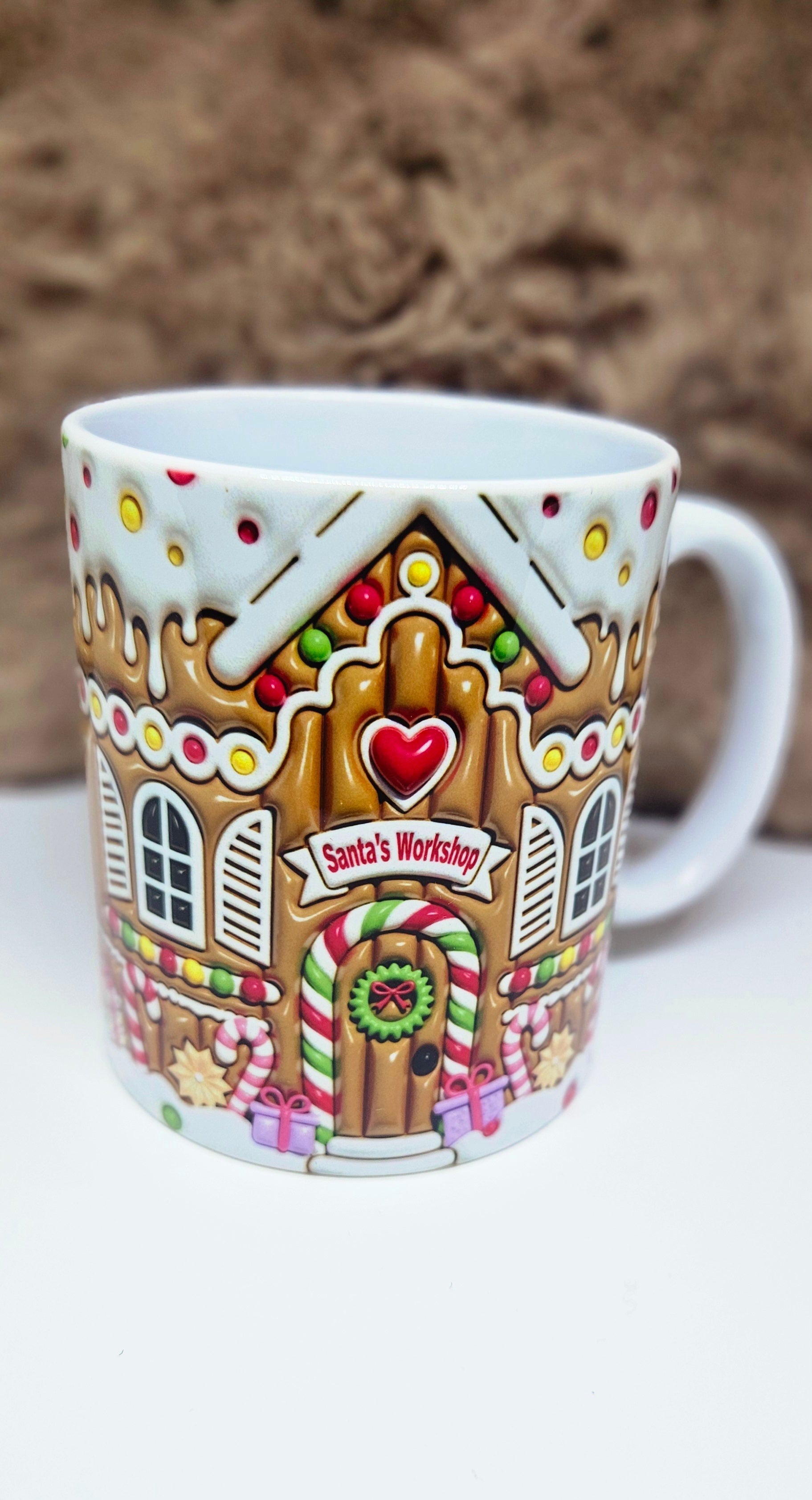 🍬 Mug “Santa’s Workshop” – Maison Pain d’Épice (Effet 3D) 🎄