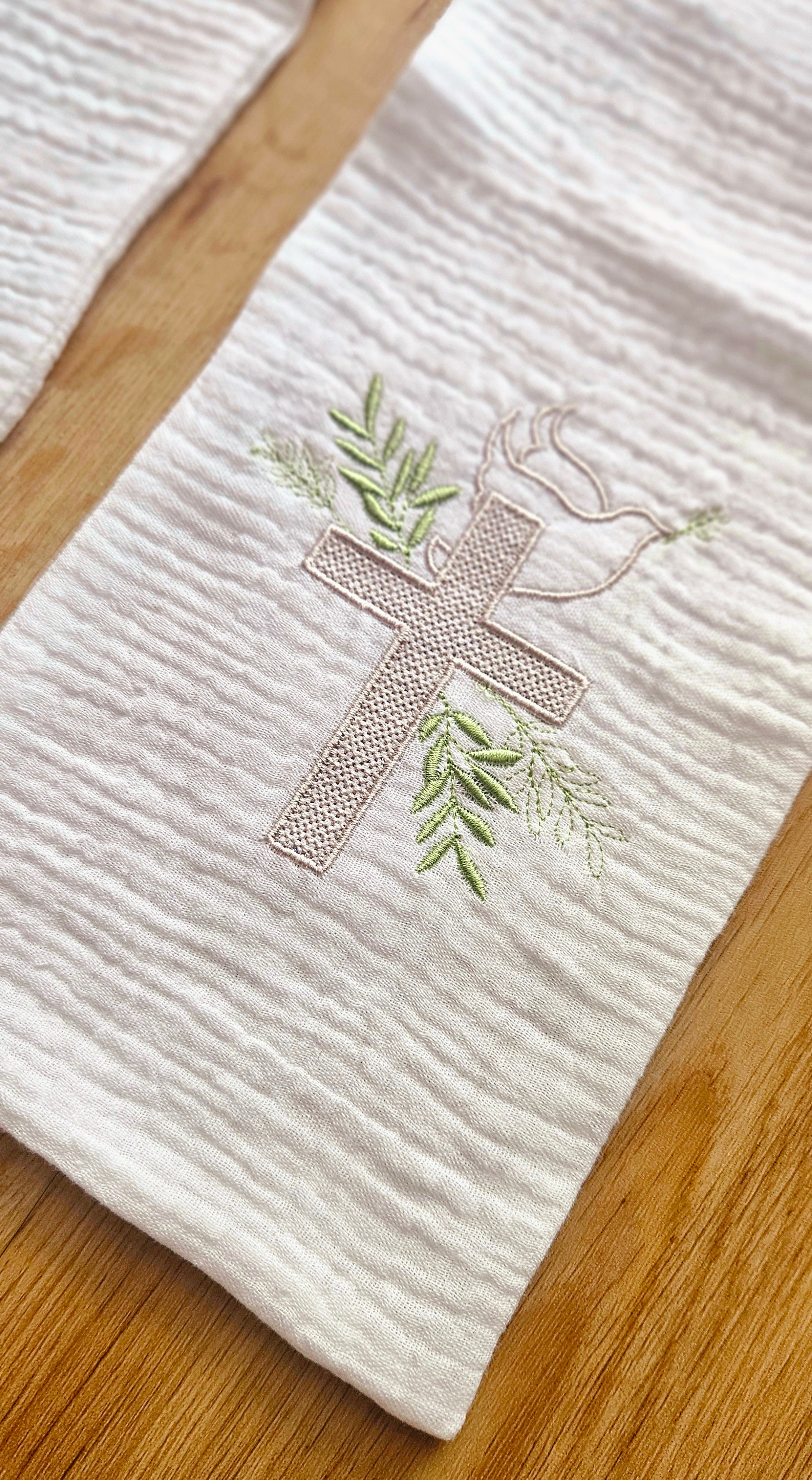 ✝️ Étole de baptême personnalisée – Prénom & date brodés en vert tendre
