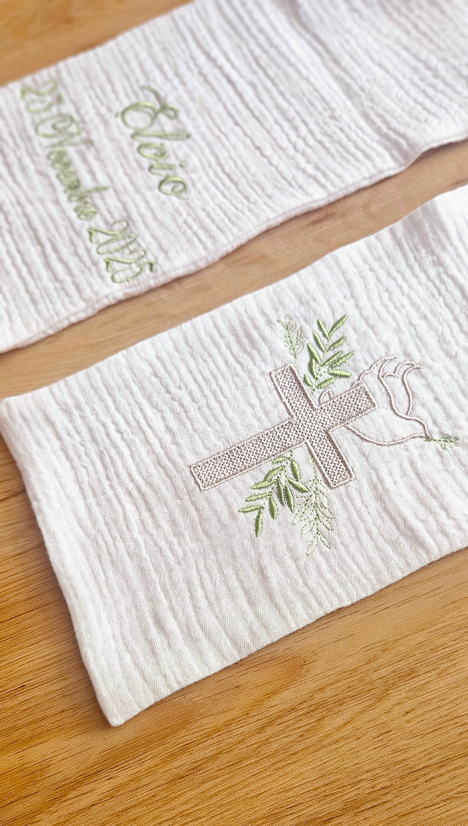 ✝️ Étole de baptême personnalisée – Prénom & date brodés en vert tendre