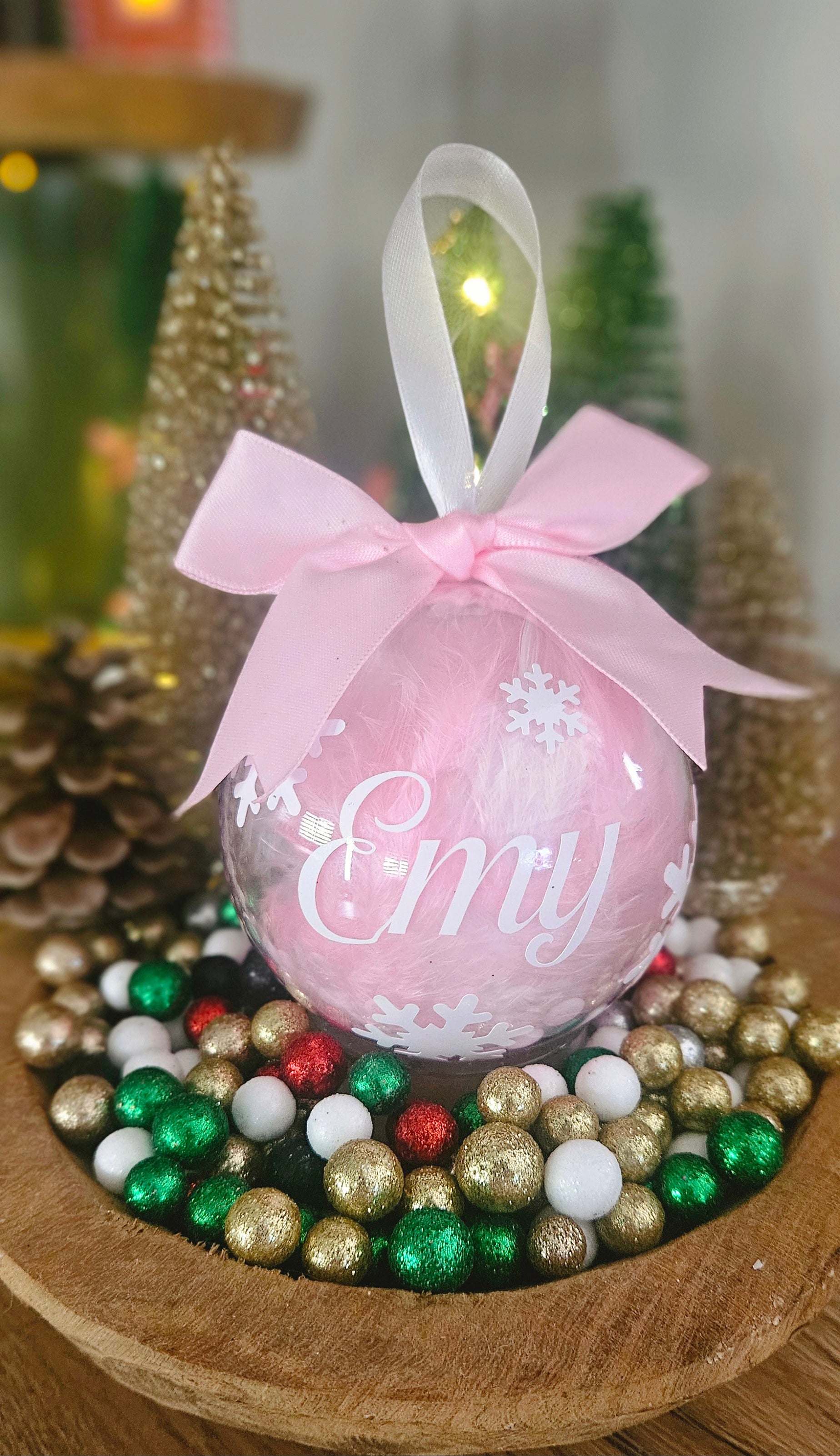🎀 Boule de Noël Personnalisée – Plumes Roses & Prénom