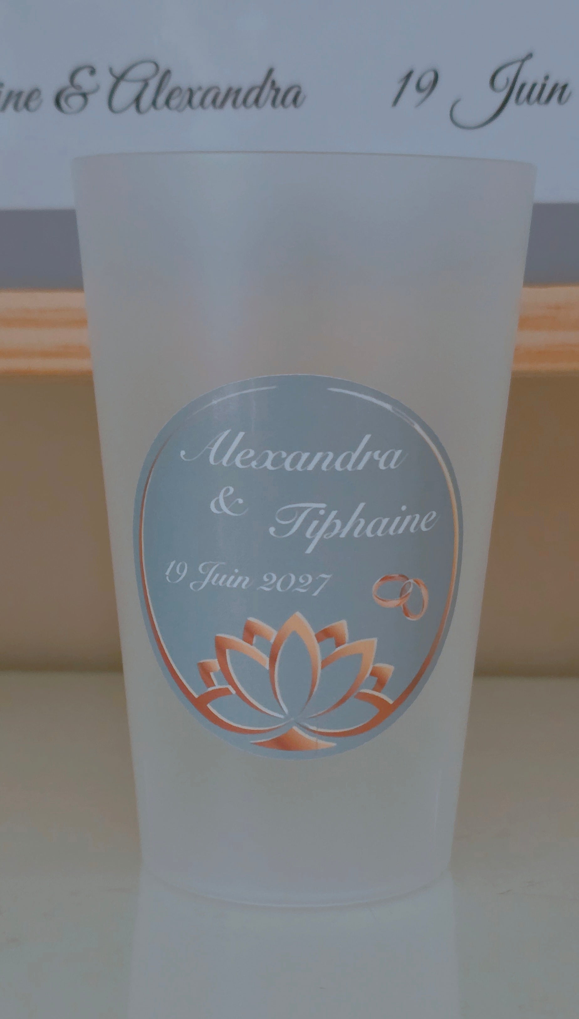 💚 Gobelet réutilisable personnalisé mariage – Lotus doré & vert sauge