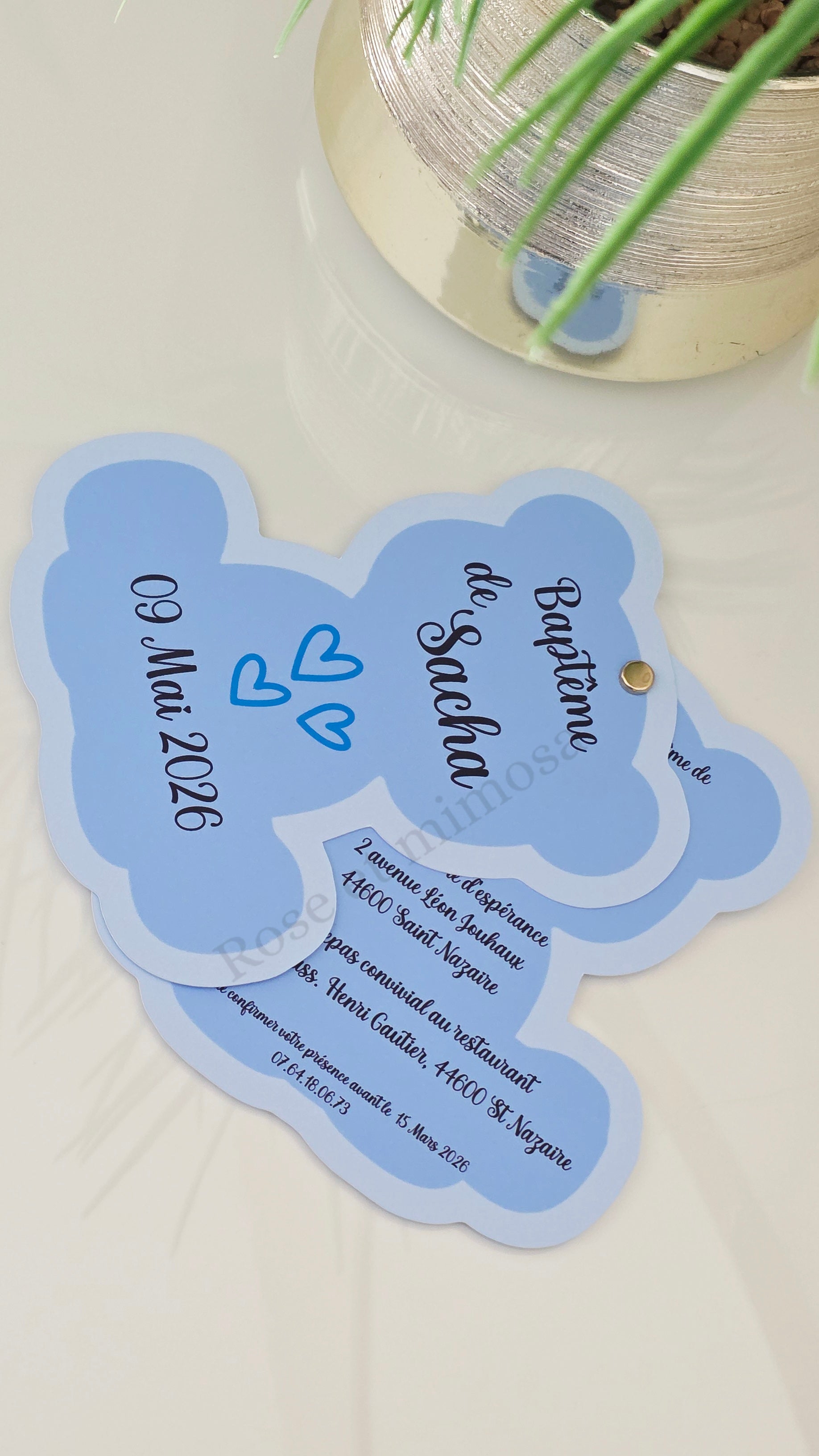 ✨ Faire-part de baptême en forme d’ourson bleu – 2 pages reliées – 15 cm (H) x 13 cm (L)