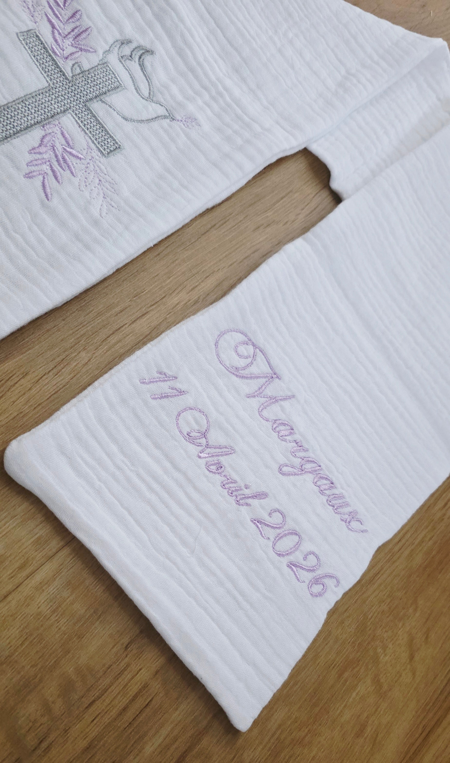 🌿 Étole de baptême personnalisée – Lilas & Colombe