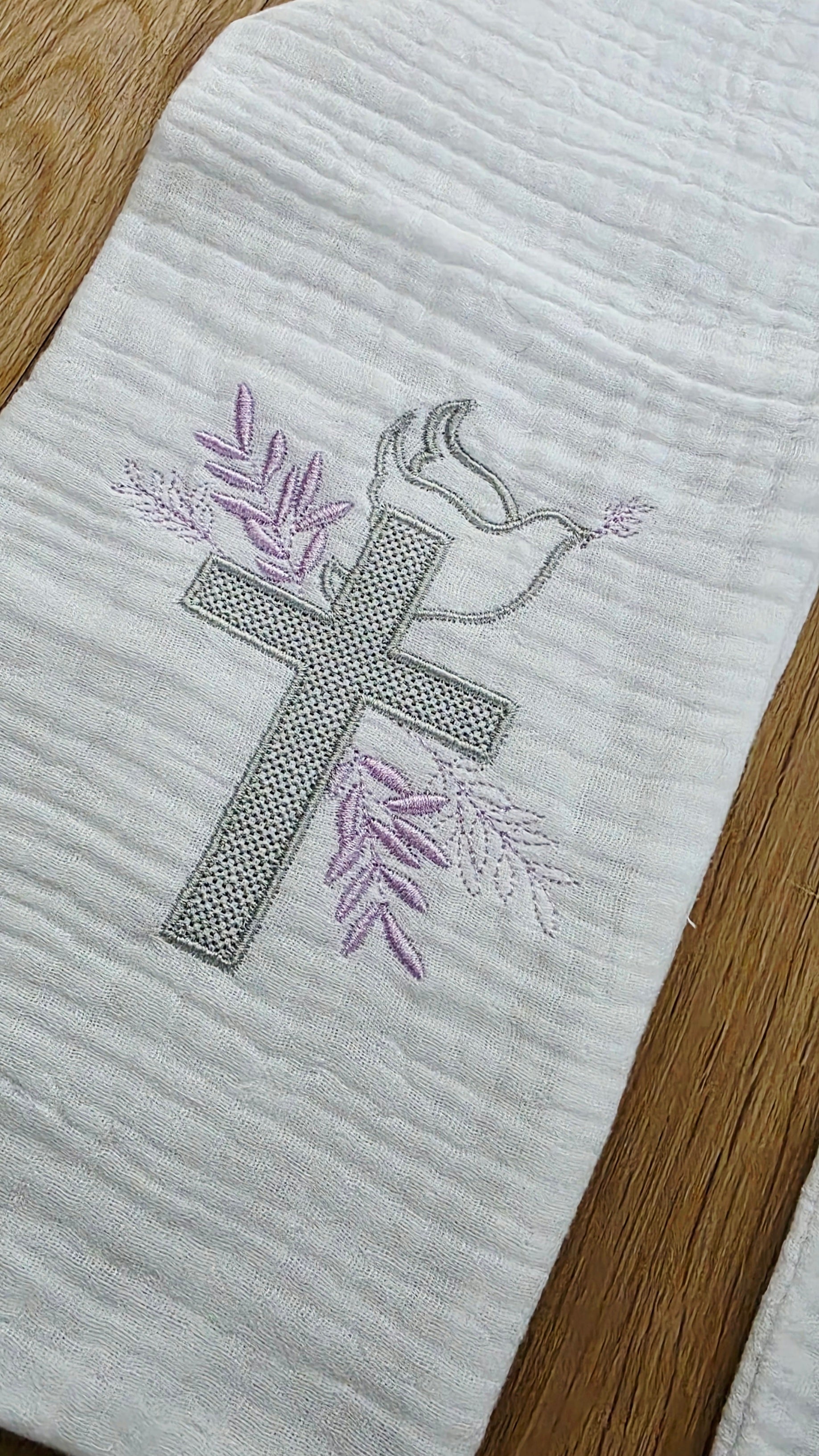 🌿 Étole de baptême personnalisée – Lilas & Colombe