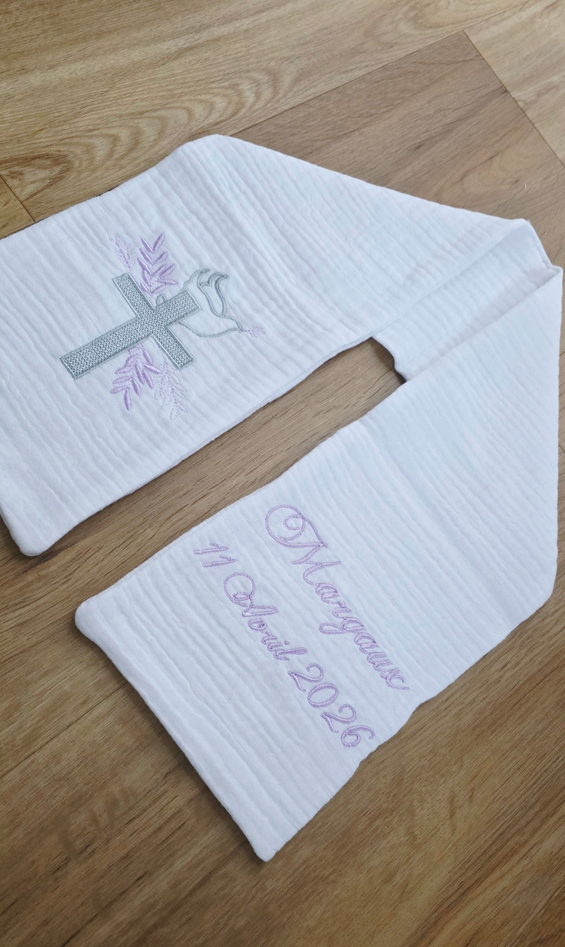 🌿 Étole de baptême personnalisée – Lilas & Colombe