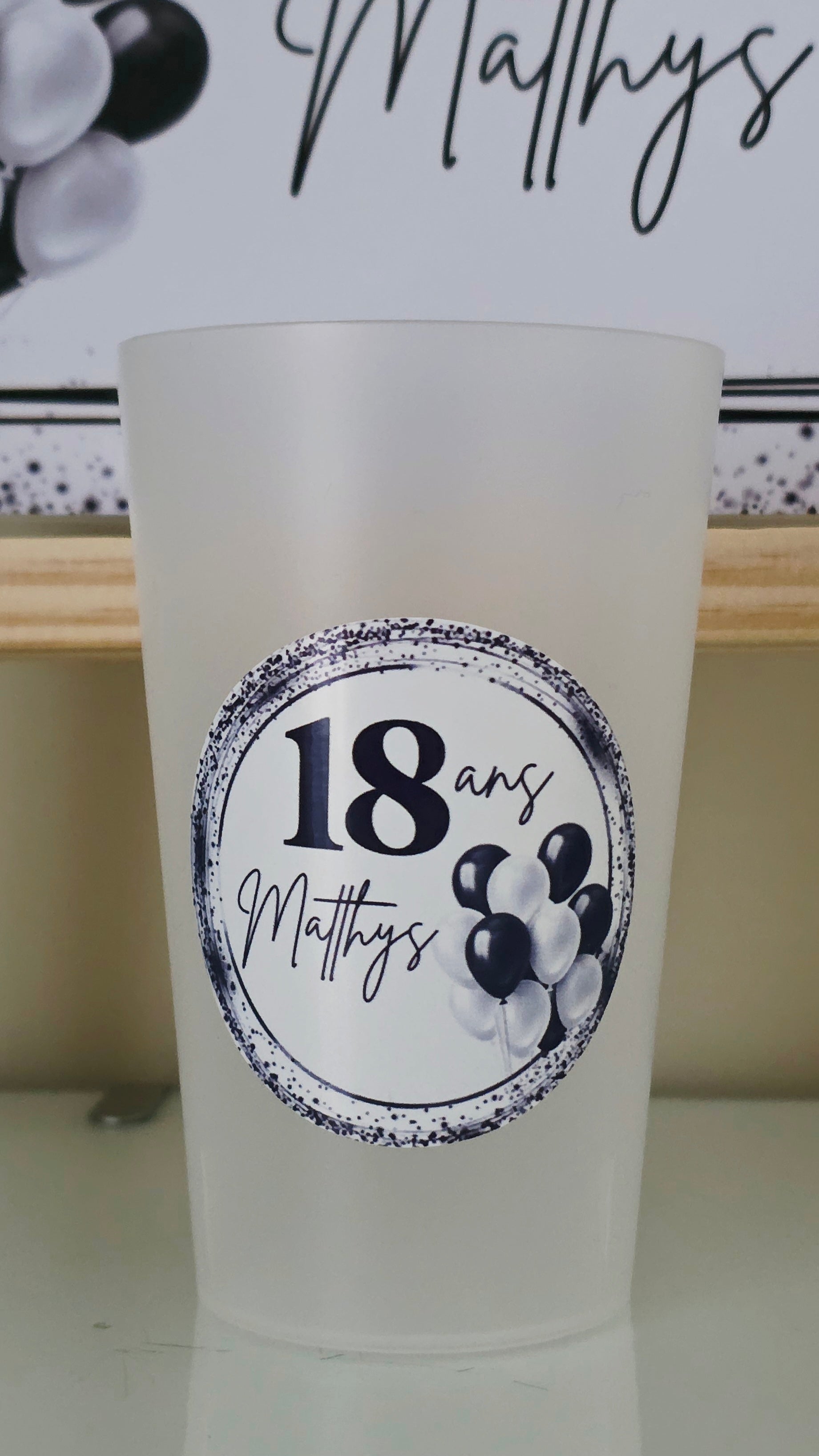 🎉 Gobelet anniversaire personnalisé – 18 ans noir & blanc