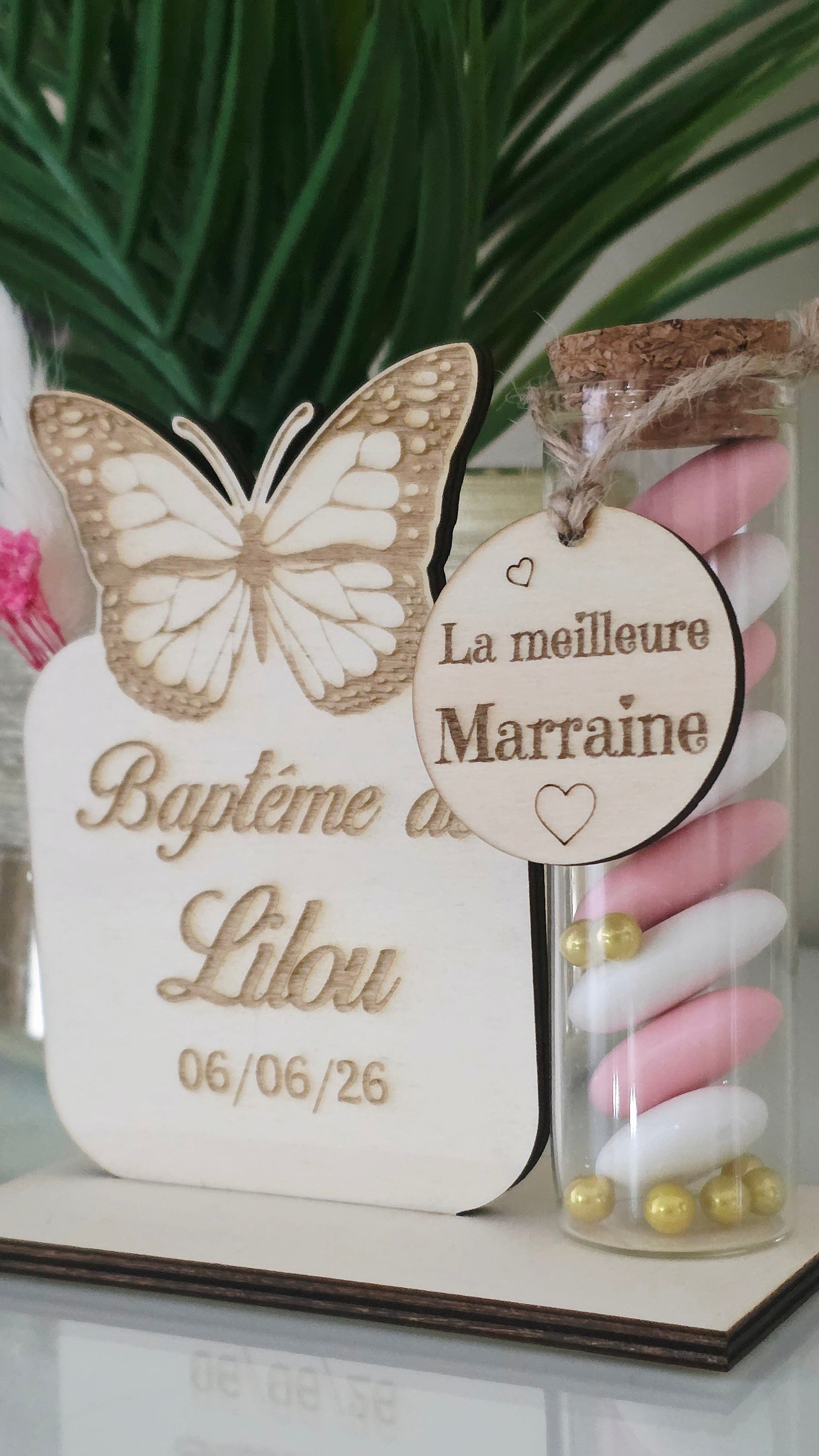 🦋 Papillon en bois gravé – Contenant à dragées baptême