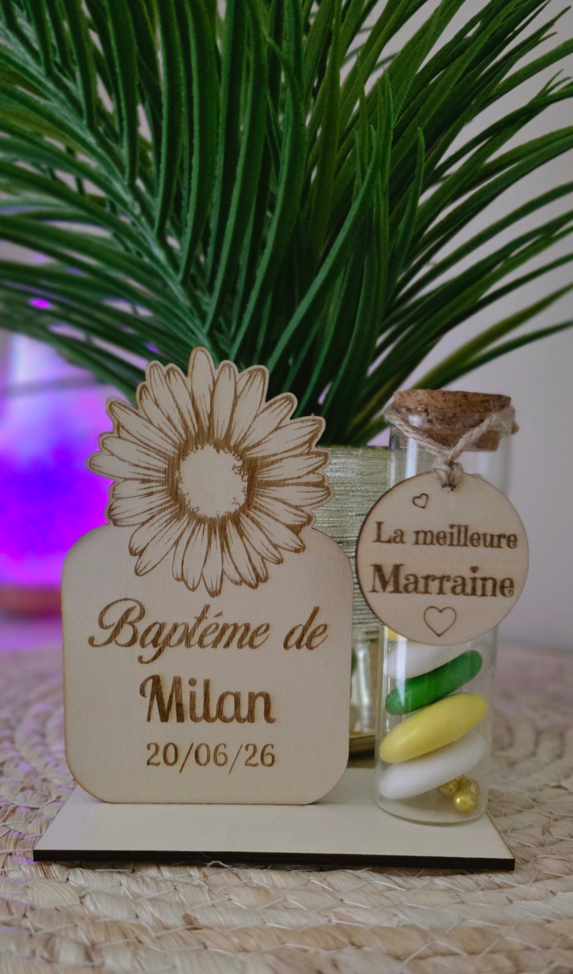 🌼 Marguerite en bois gravé – Contenant à dragées baptême