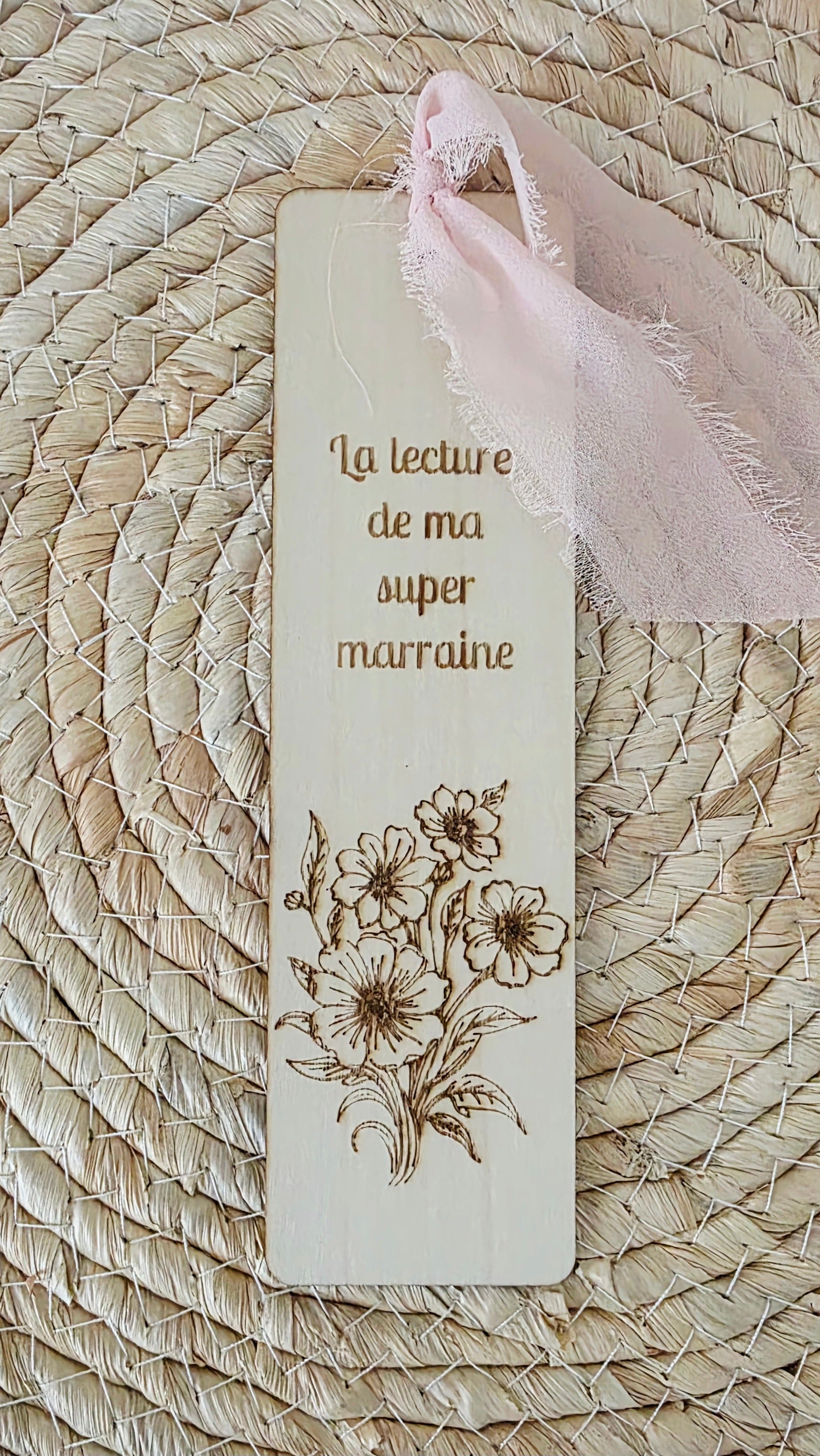 📖 Marque-page en bois personnalisé – Super Marraine 💐