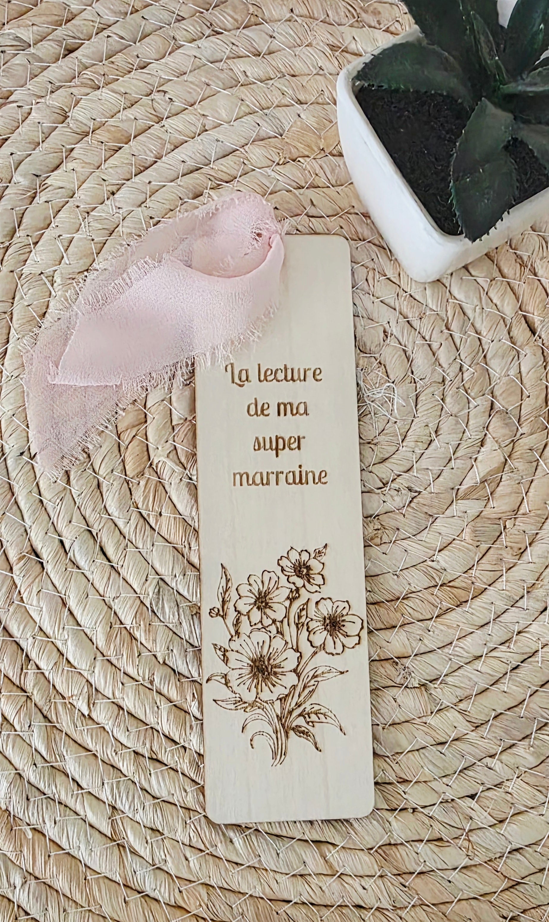 📖 Marque-page en bois personnalisé – Super Marraine 💐