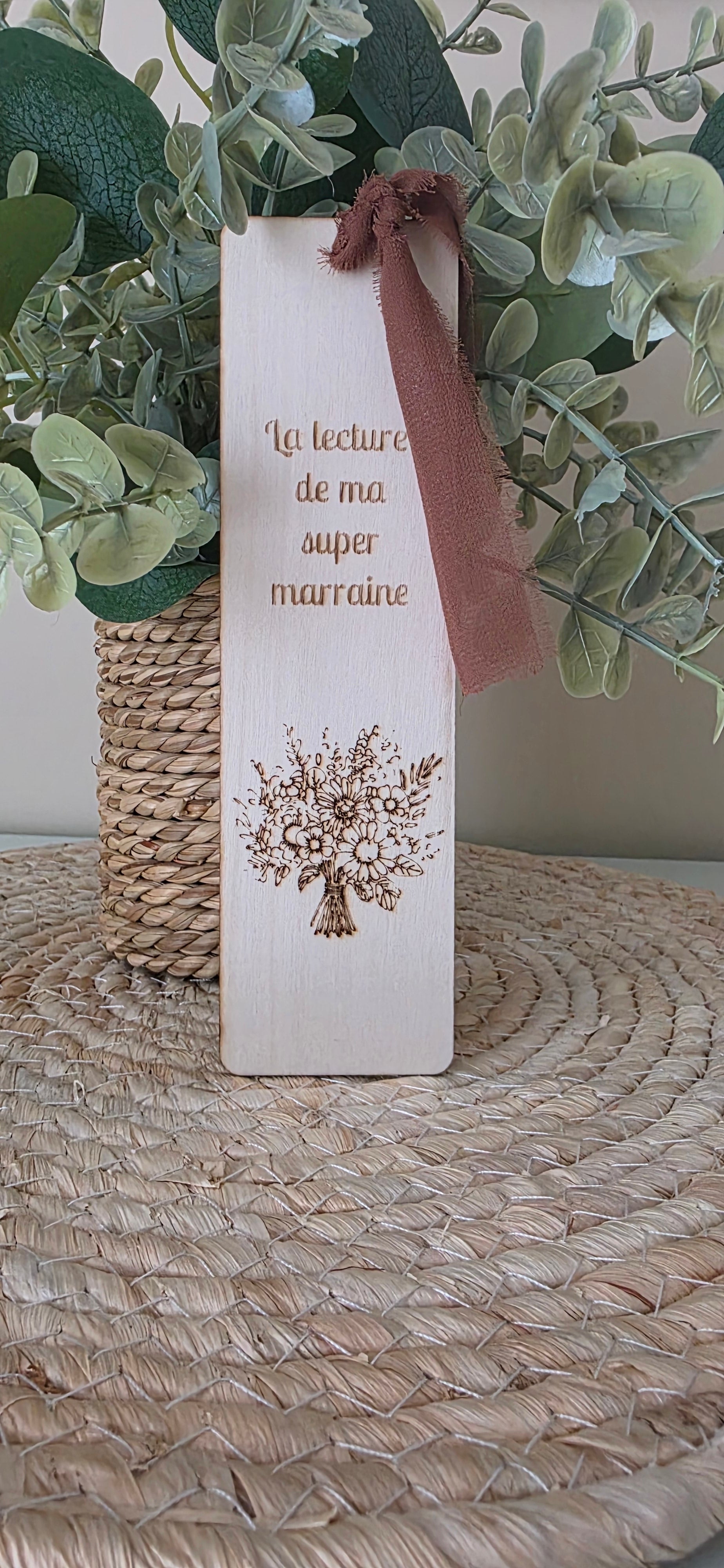 📖 Marque-page en bois personnalisé – Super Marraine 💐