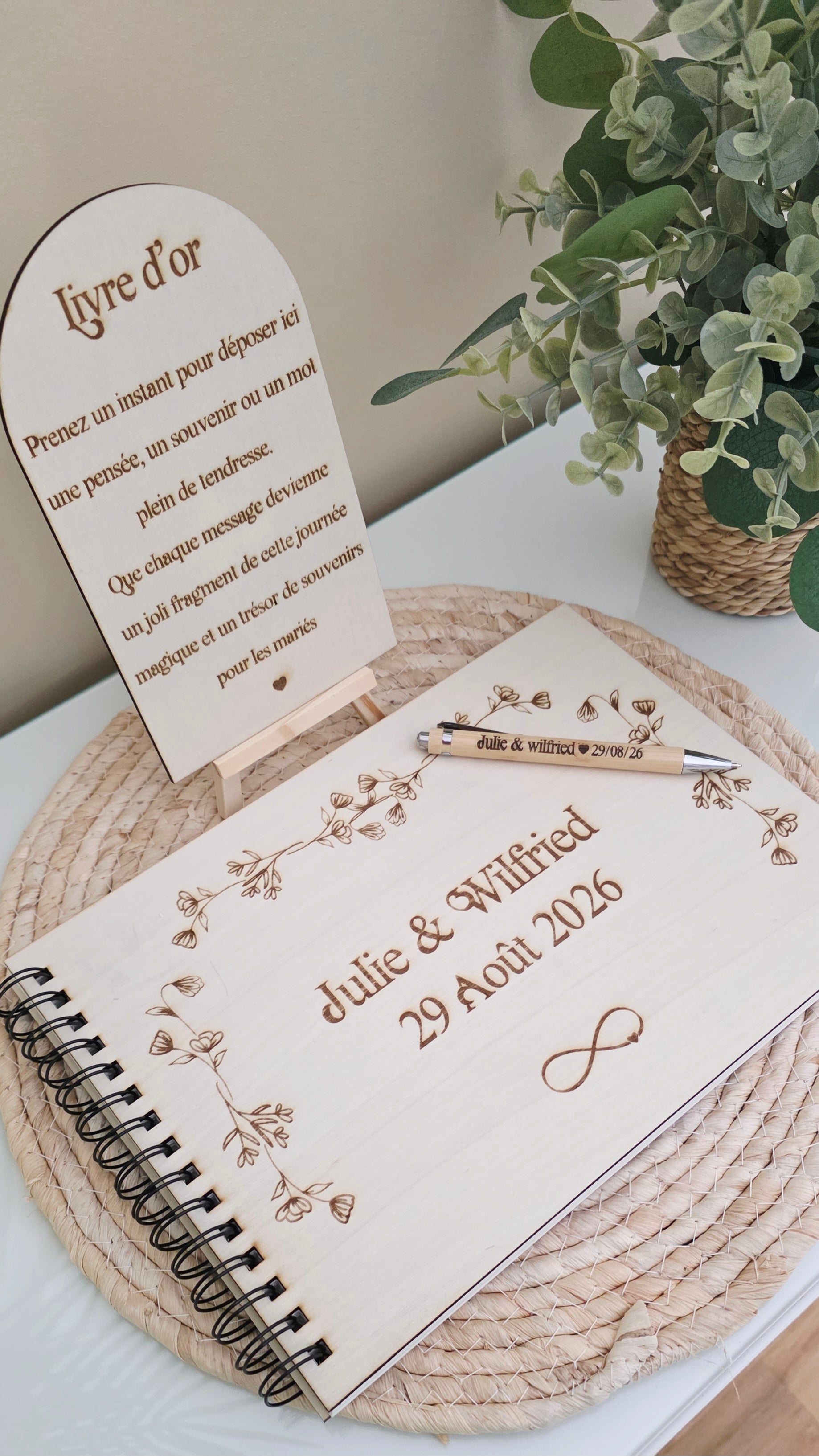 Livre d’or mariage en bois personnalisé A4 – Prénoms et date gravés