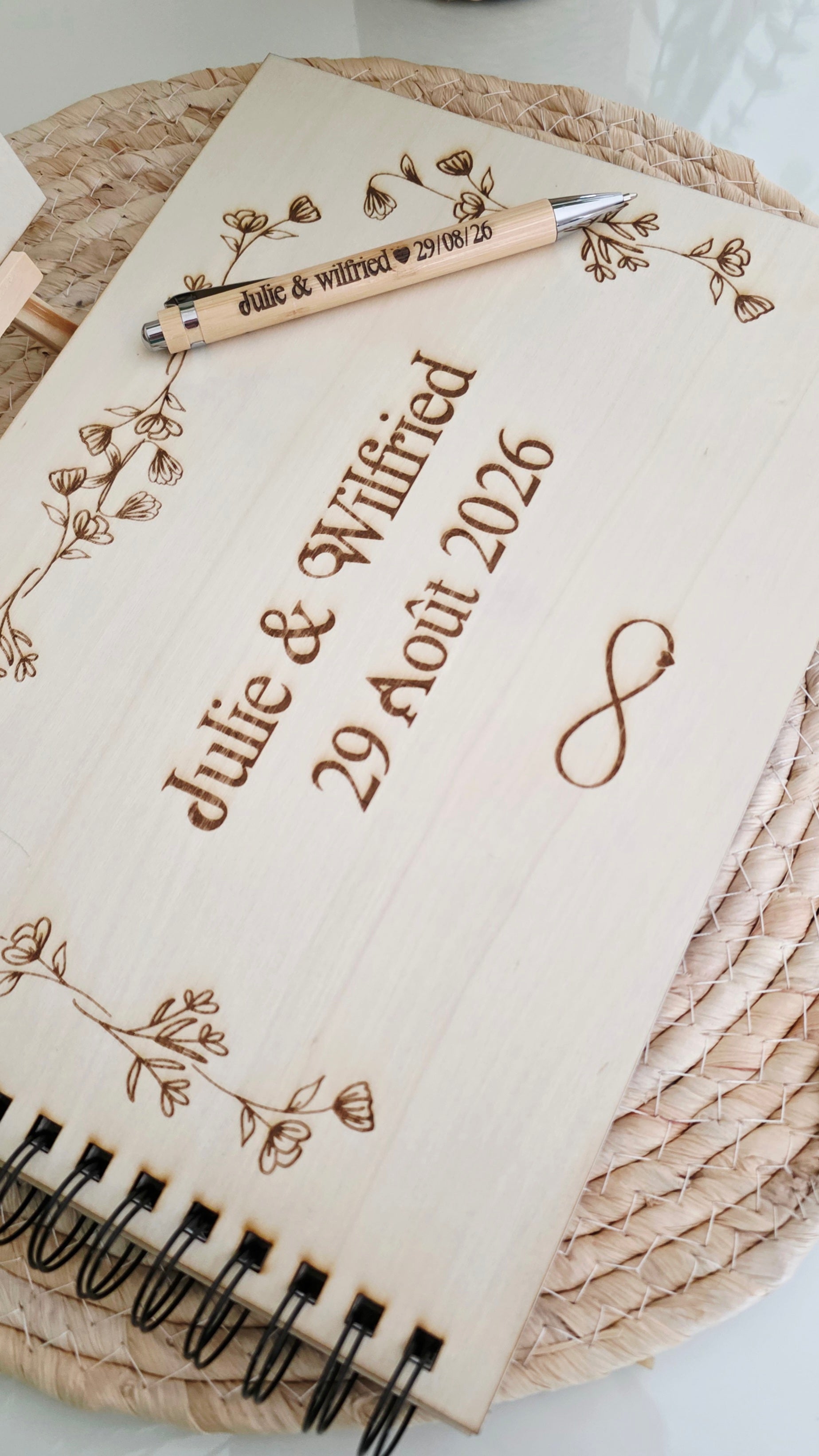 Livre d’or mariage en bois personnalisé A4 – Prénoms et date gravés