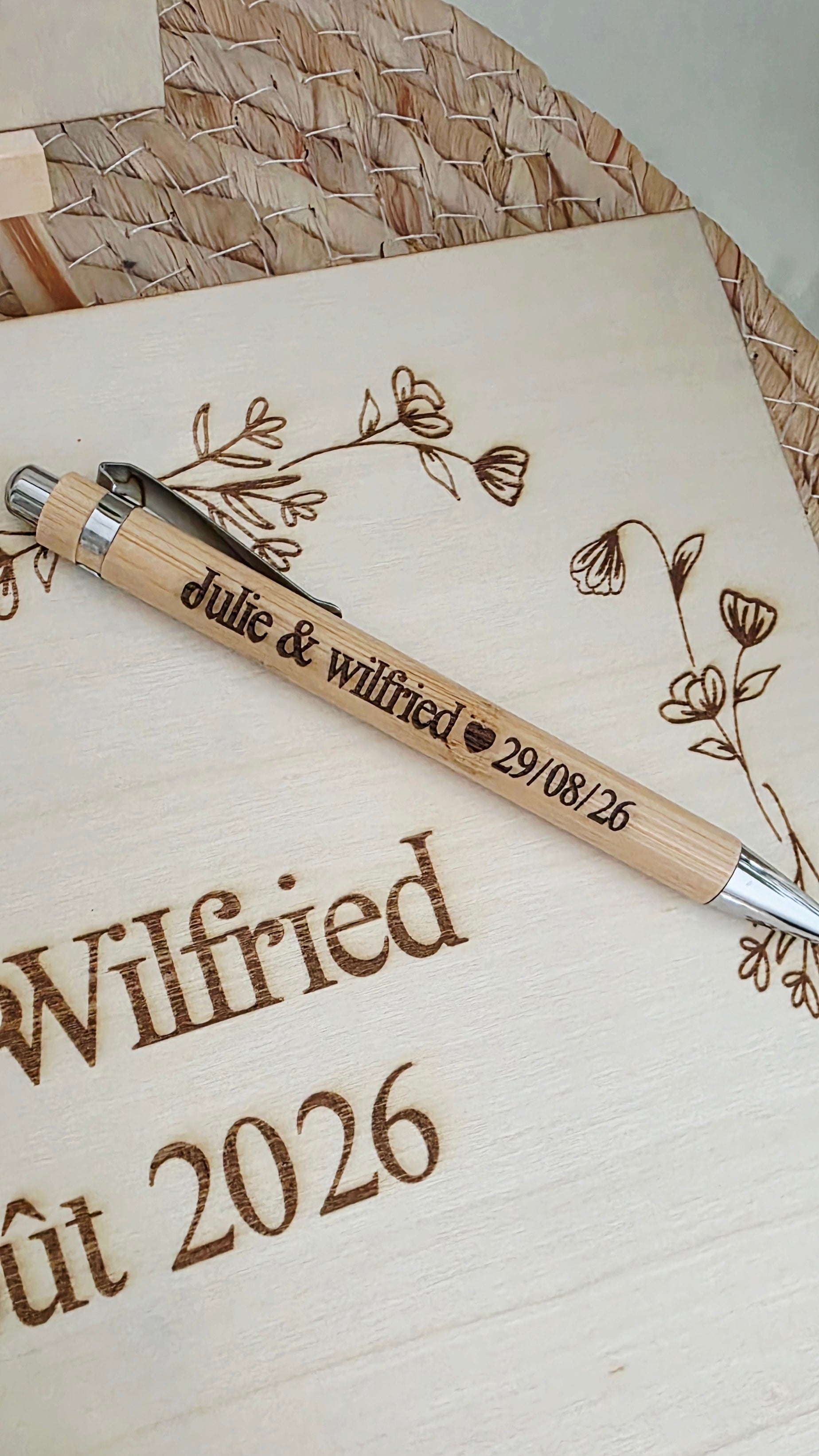 Livre d’or mariage en bois personnalisé A4 – Prénoms et date gravés