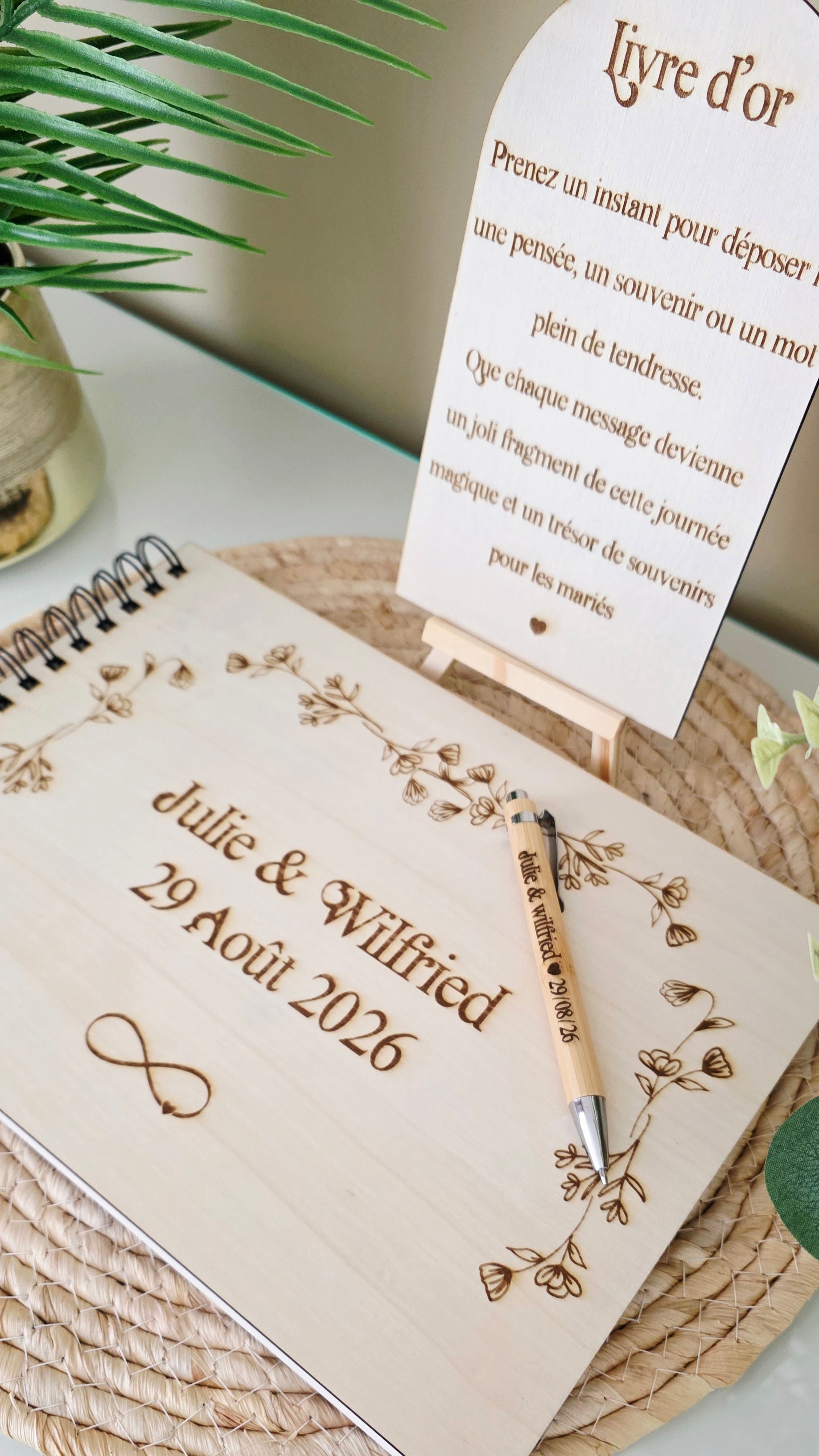 Livre d’or mariage en bois personnalisé A4 – Prénoms et date gravés
